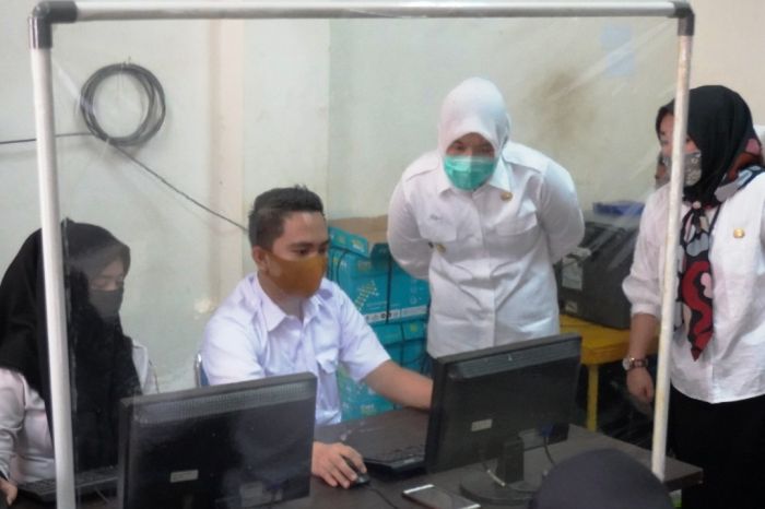 Proses pembuatab e-KTP oleh Disdukcapil selama pandemi covid-19