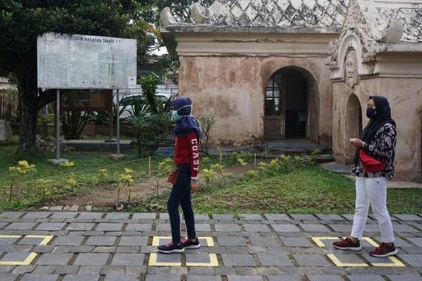 Ilustrasi -- Pengunjung berada di kawasan wisata Taman Sari Yogyakarta