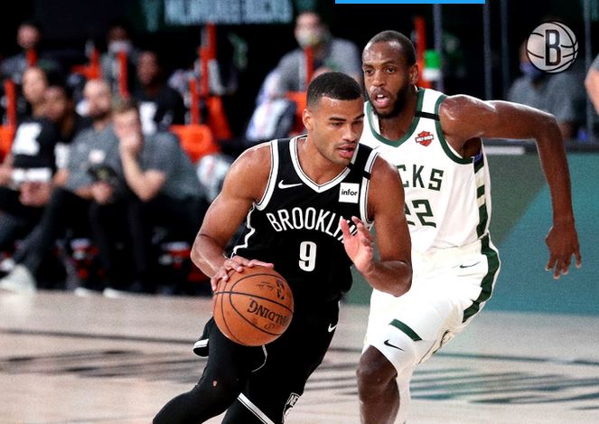 Pemain Nets Timothe Luwawu-Cabarrot melewati pemain Bucks untuk mencetak poin.