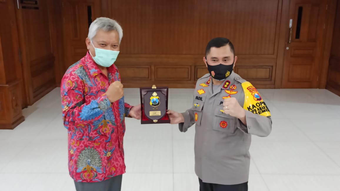 Kapolda Jatim Irjen M Fadil Imran dengan kepala perwakilan BI Jatim. 