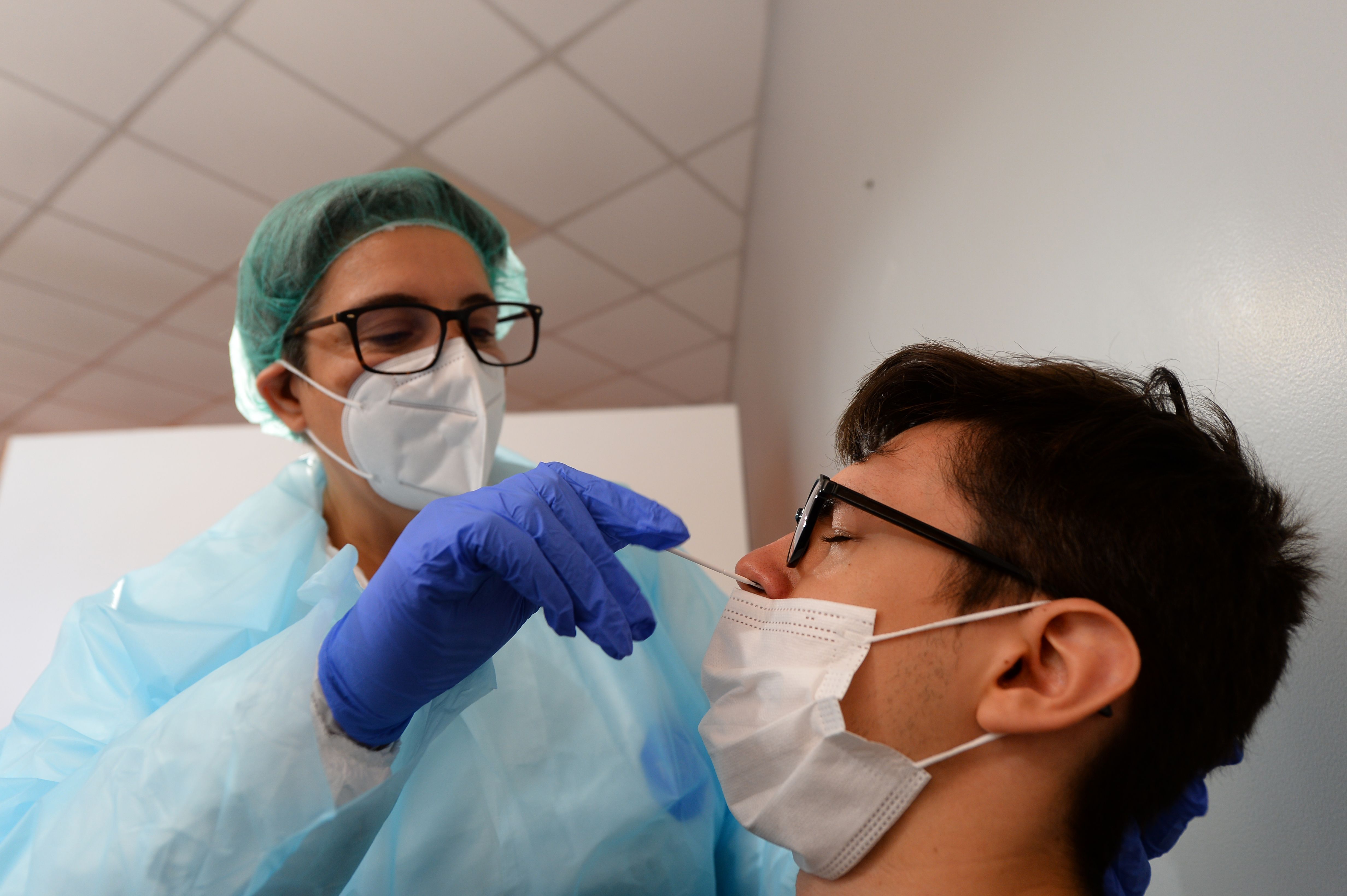 Seorang pria menjalani swab test di Le Mans Prancis pada 21 Agustus 2020