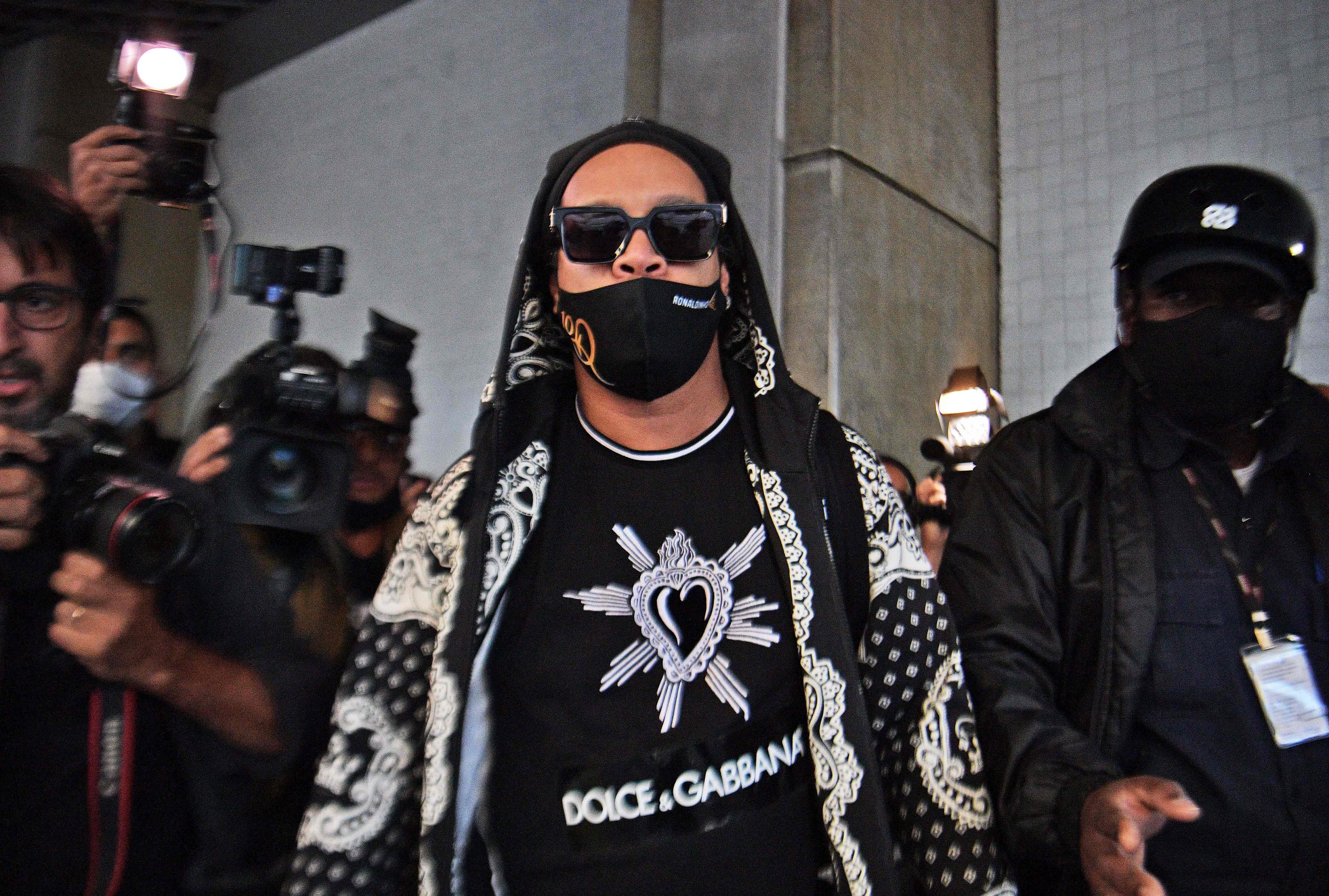 Ronaldinho saat tiba di Bandara Internasional Rio de Janeiro, Brasil.