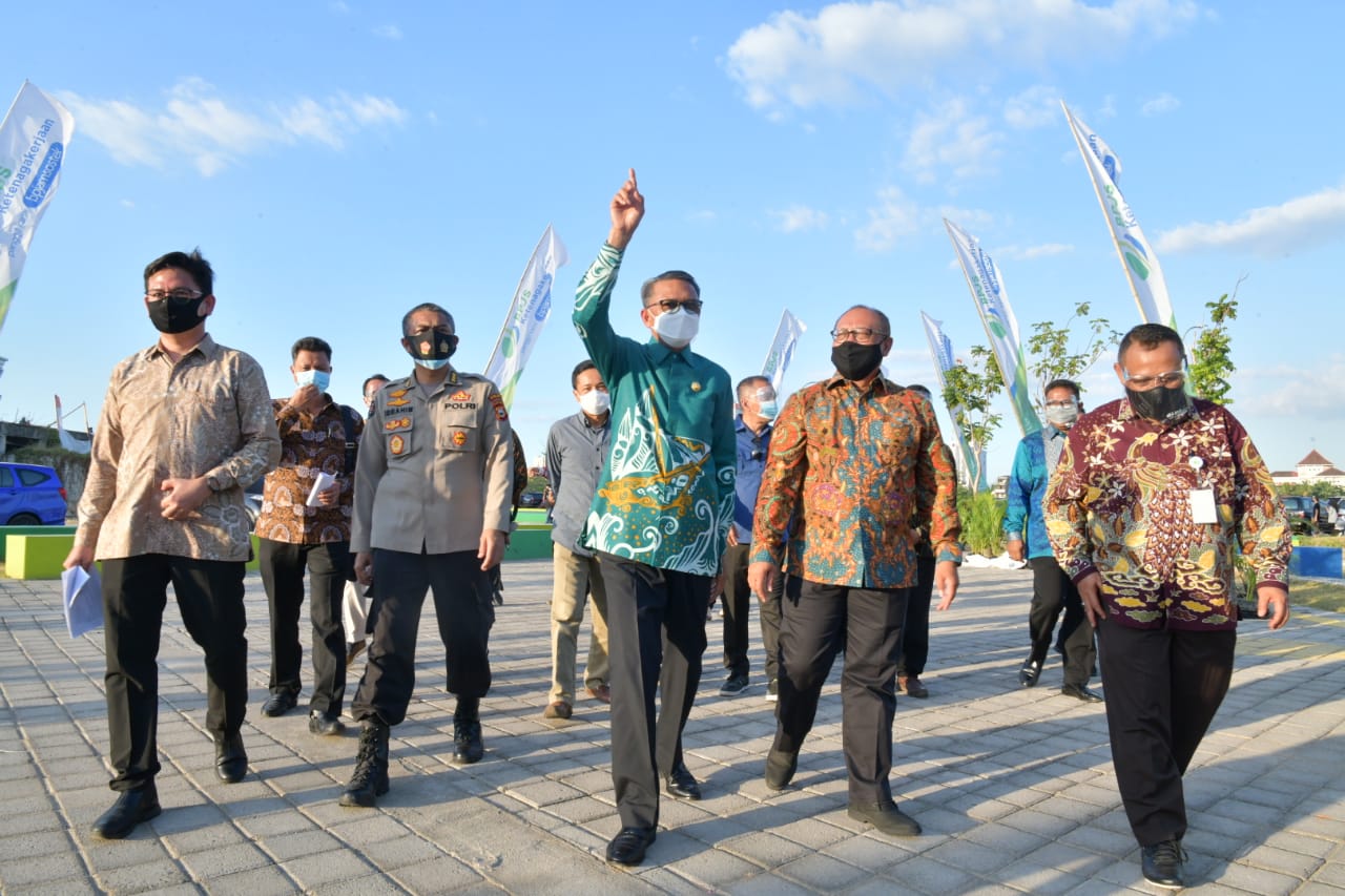 Gubernur Sulsel Nurdin Abdullah dan Direktur Utama BP Jamsostek Agus Susanto saat meninjau Taman Emmy Saelan