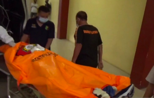 Petugas ambulans membawa keranda berisi jasad korban penembakan di Kelapa Gading, Jakarta Utara, menuju Ruang Forensik RS