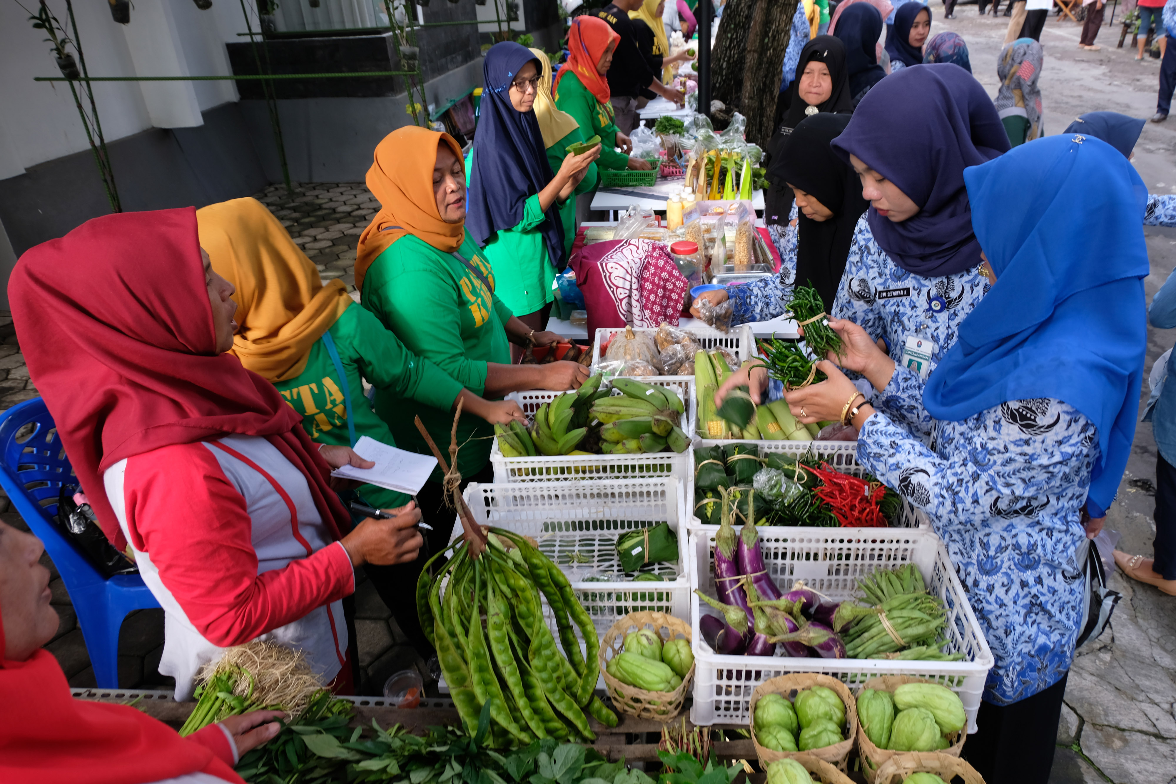 Ilustrasi: Sejumlah pengunjung berbelanja sayuran di Pastakaran (Pasar Tani Pekarangan) di komplek perkantoran Dinas Peternakan Temanggung