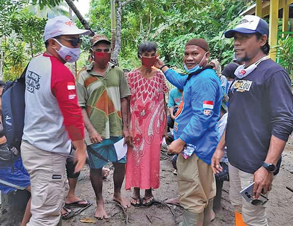 Petugas pemilu dari KPU, Bawaslu, PPK, Panwascam Oba, dan PPDP Desa Koli melakukan pencoklitan terhadap warga suku Tobelo Dalam.
