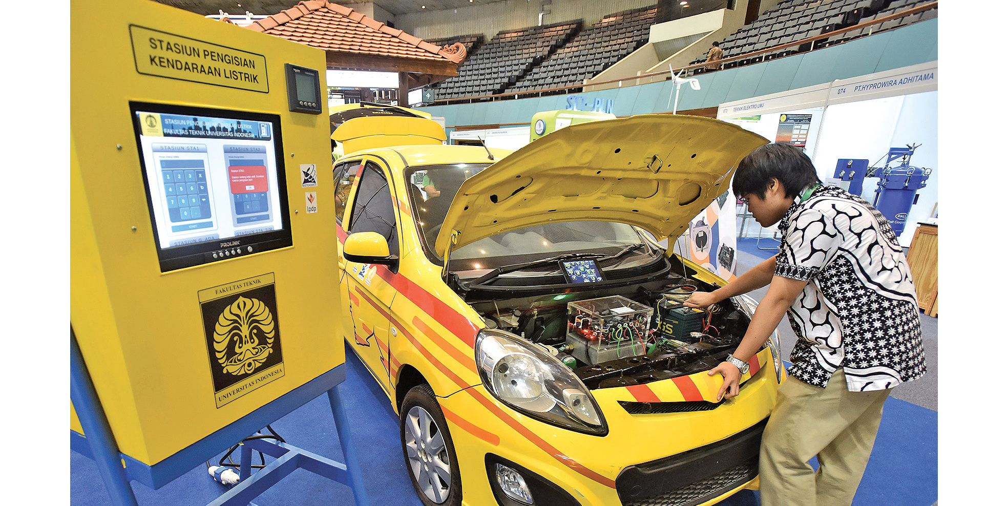 Pengunjung mengamati mobil listrik hasil inovasi dan karya dari dosen dan mahasiswa UI yang dipamerkan pada acara HUT Kemerdekaan RI ke 75