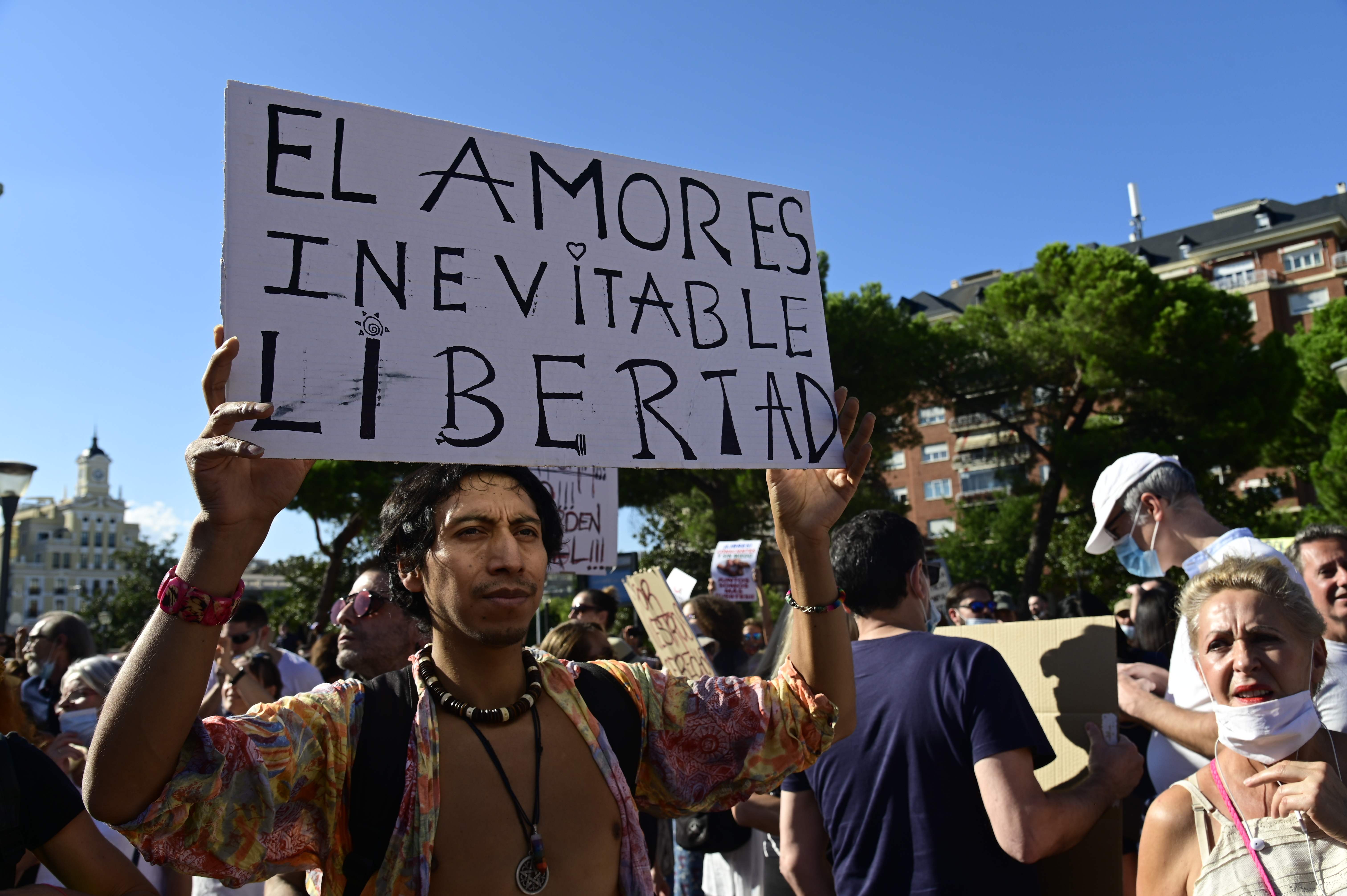 Warga Spanyol menggelar aksi demonstrasi di Madrid menentang aturan kewajiban penggunaan masker.