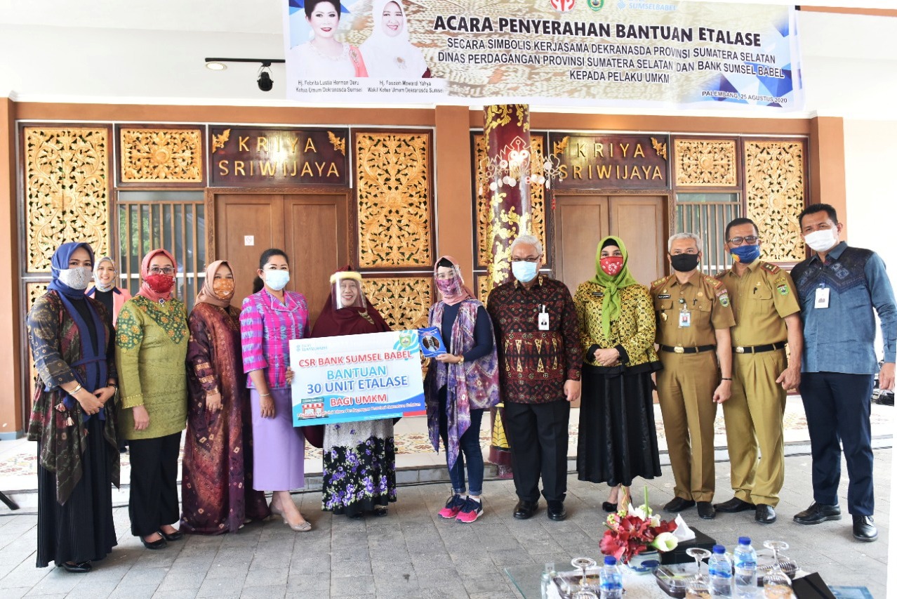 Ketua Umum Dekranasda Sumsel Feby Deru menyerahkan bantuan berupa etalase kepada pelaku UMKM yang terdampak pandemi covid-19, Kamis (27/8).
