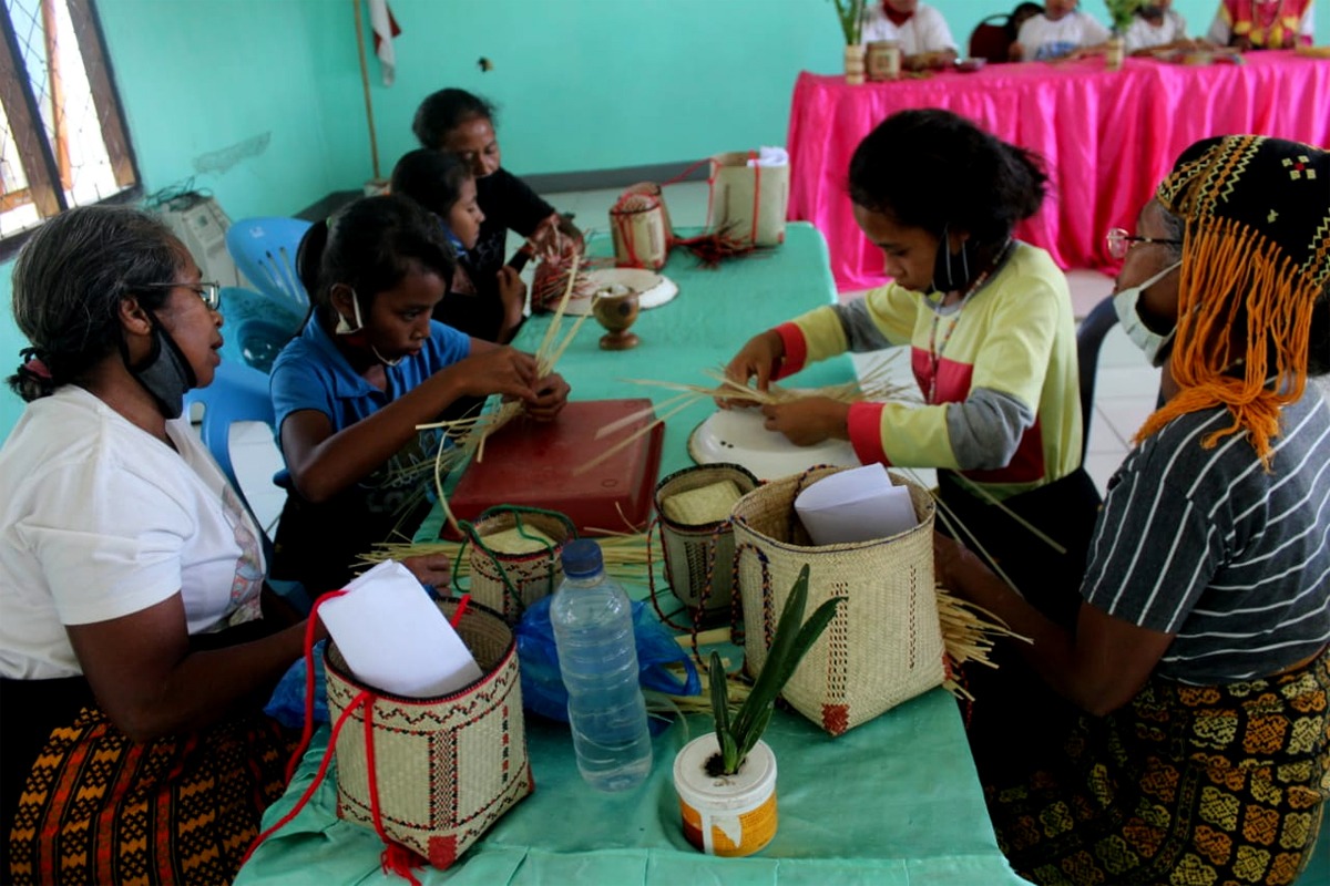Suasana Lomba Menganyam. Anak Anak didampingi Penganyam profesional