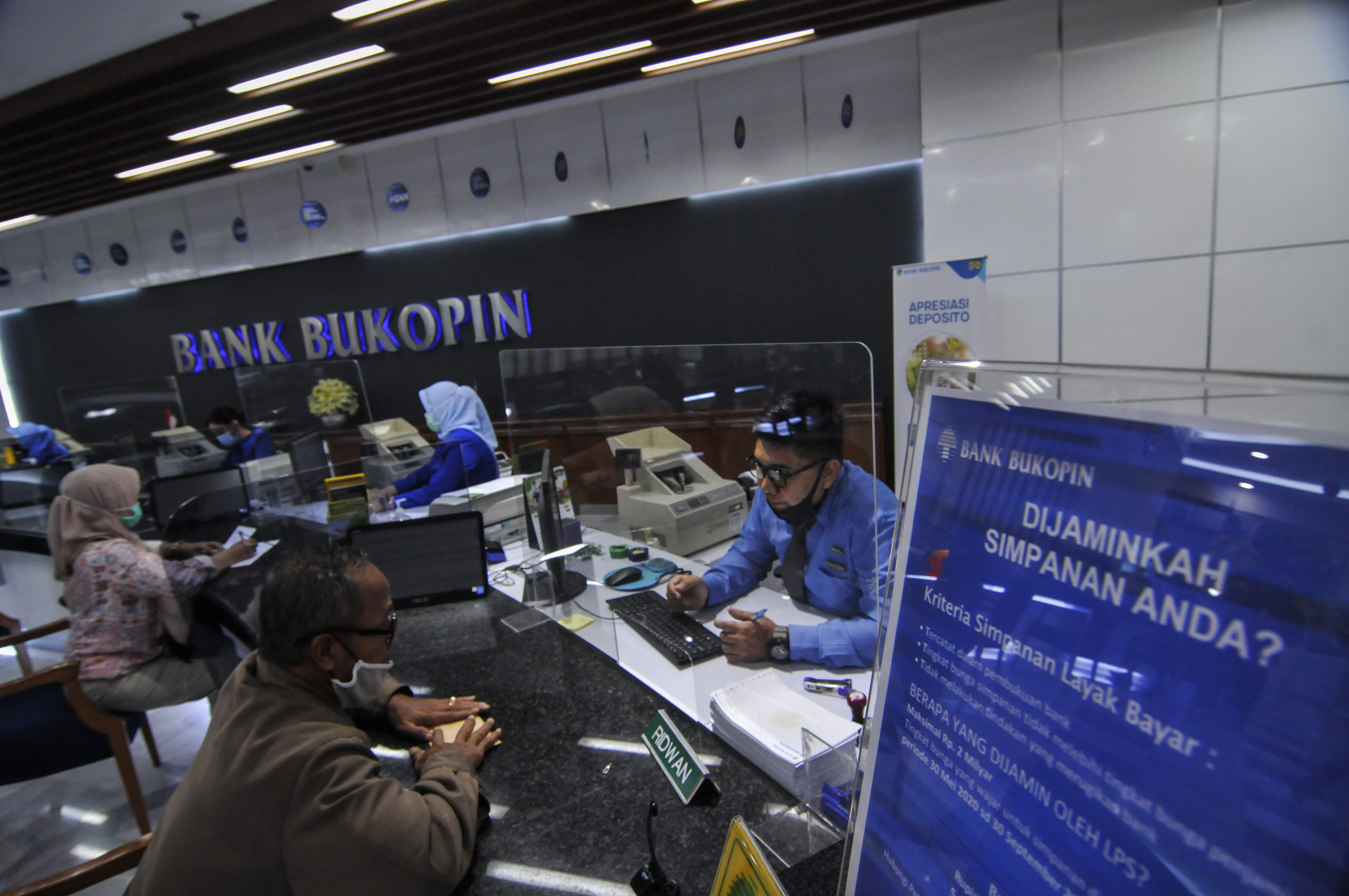 Suasana perlayanan nasabah di kantor Bank Bukopin