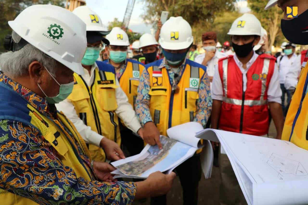 Menteri PUPR Basuki Hadimuljono (kiri).