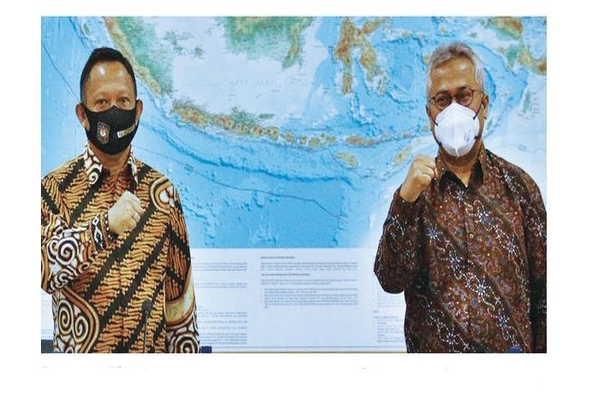 Ketua Komisi Pemilihan Umum (KPU) Arief Budiman (kanan) bersama Mendagri Tito Karnavian di Kantor KPU Pusat, Jakarta, Kamis (30/7).