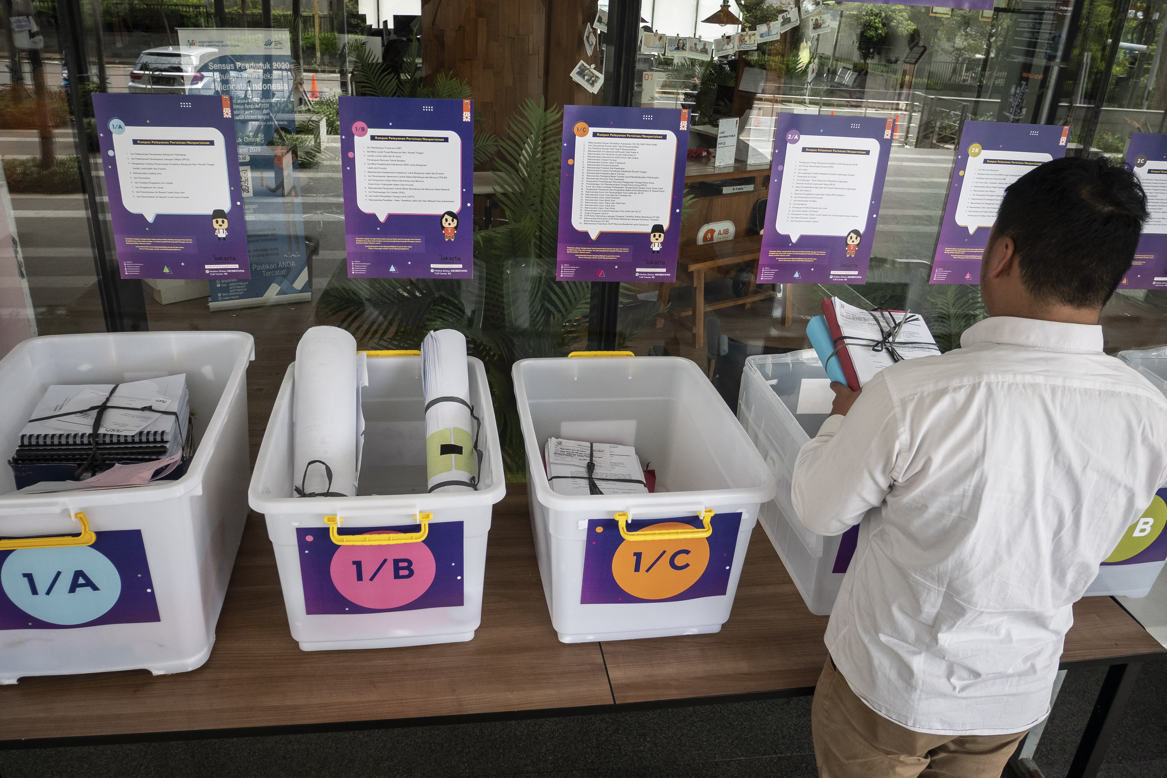 Pemohon meletakkan berkas ke dalam drop box yang disediakan di Mal Pelayanan Publik (MPP), Jakarta, Rabu (1/4/2020).