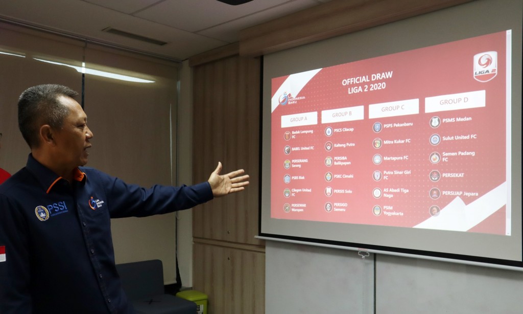 Direktur Operasional PT LIB, Sudjarno, menunjukkan hasil drawing Liga 2 2020