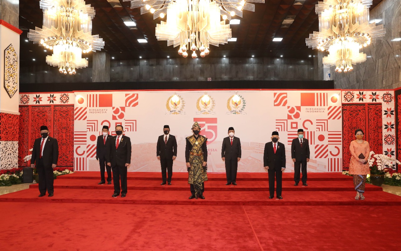 Sejumlah ketua lembaga negara RI berfoto bersama dengan Presiden Joko Widodo sebelum pelaksanaan sidang tahunan MPR, Jumat (14/8).