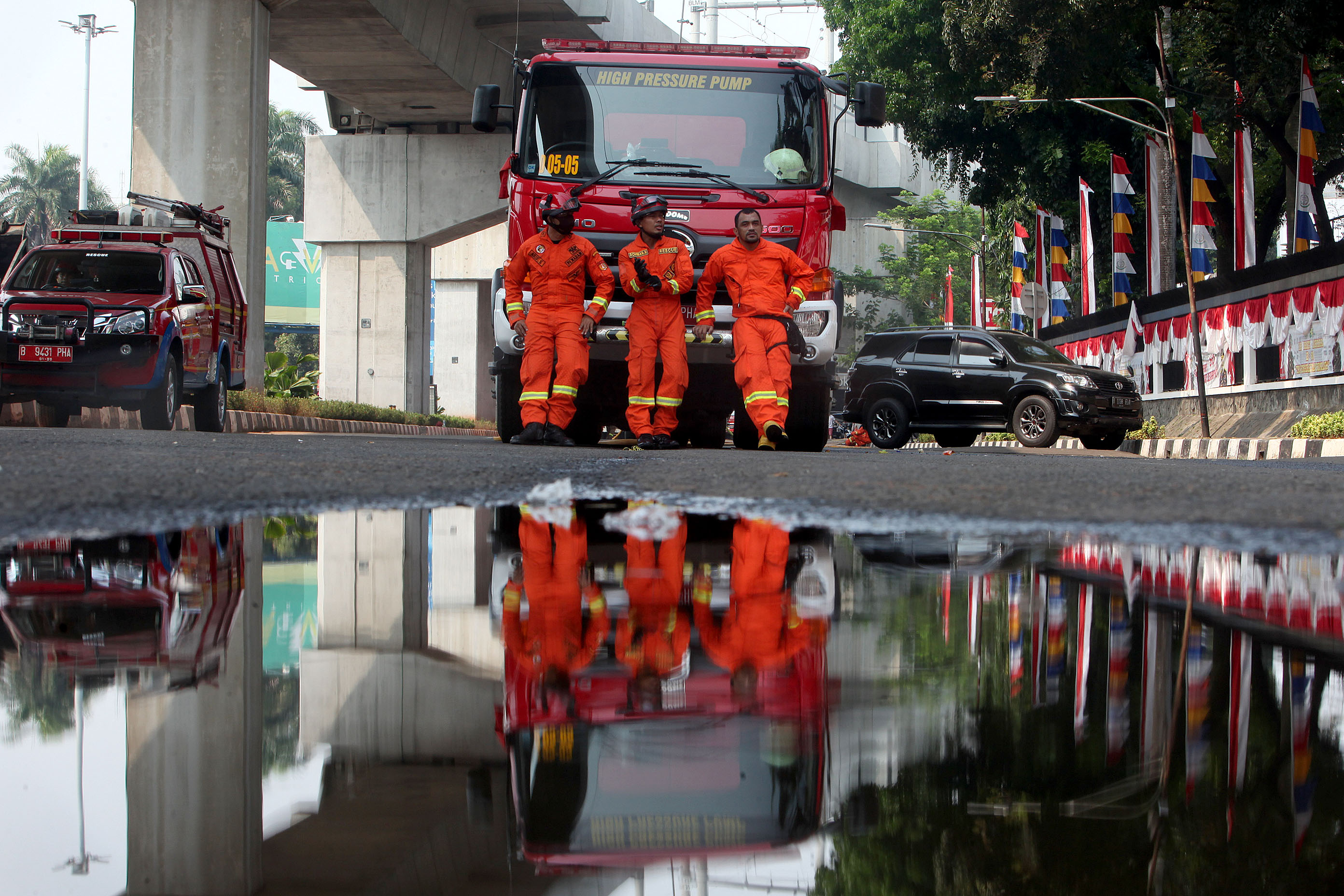 Petugas pemadam kebakaran beristirahat usai melakukan pemadaman pada bangunan Gedung Kejaksaan Agung, Minggu (23/8).