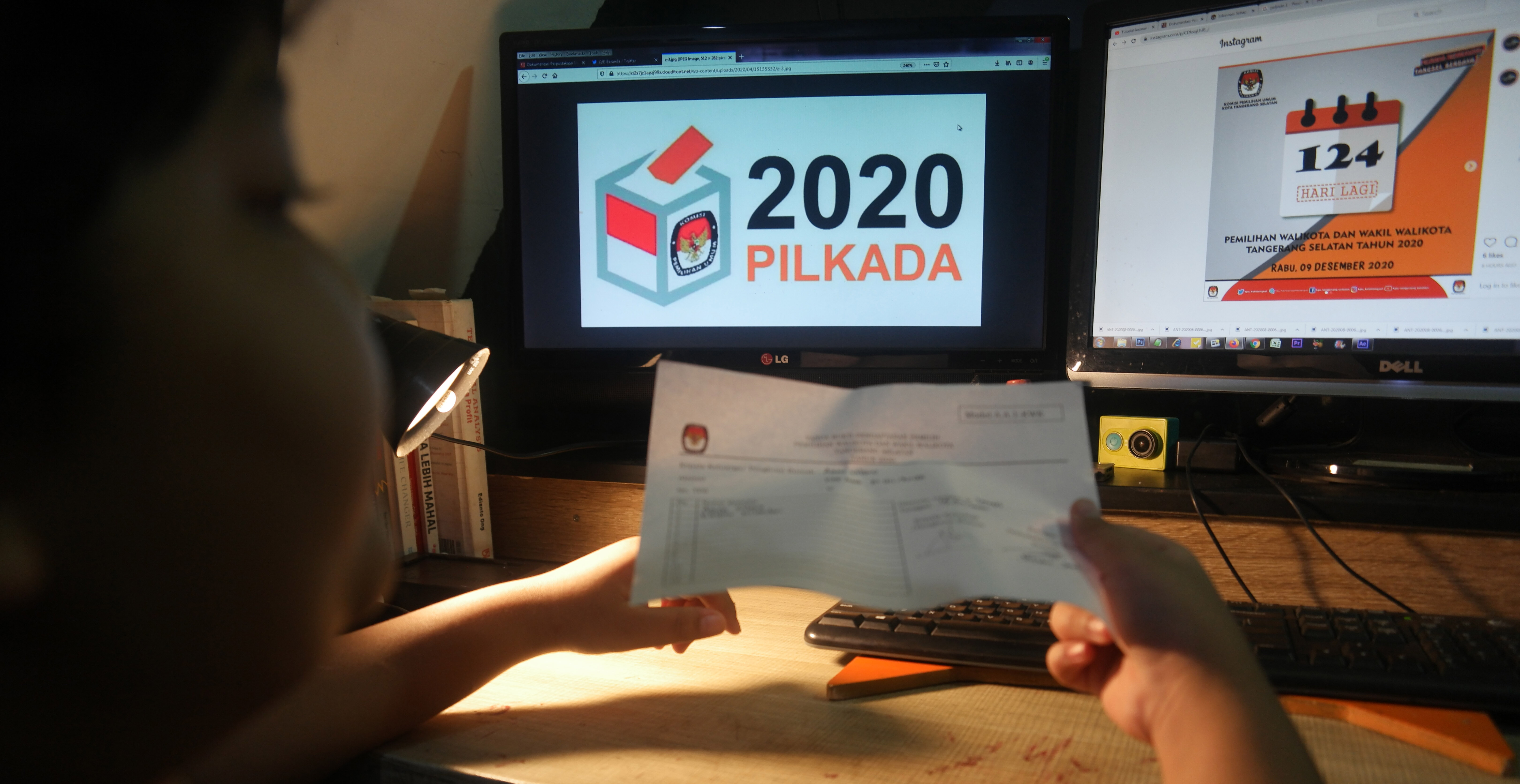  Warga melihat surat tanda bukti pendaftaran pemilih pemilihan wali kota dan wakil wali kota di Tangerang Selatan, Banten, Jumat (7/8).