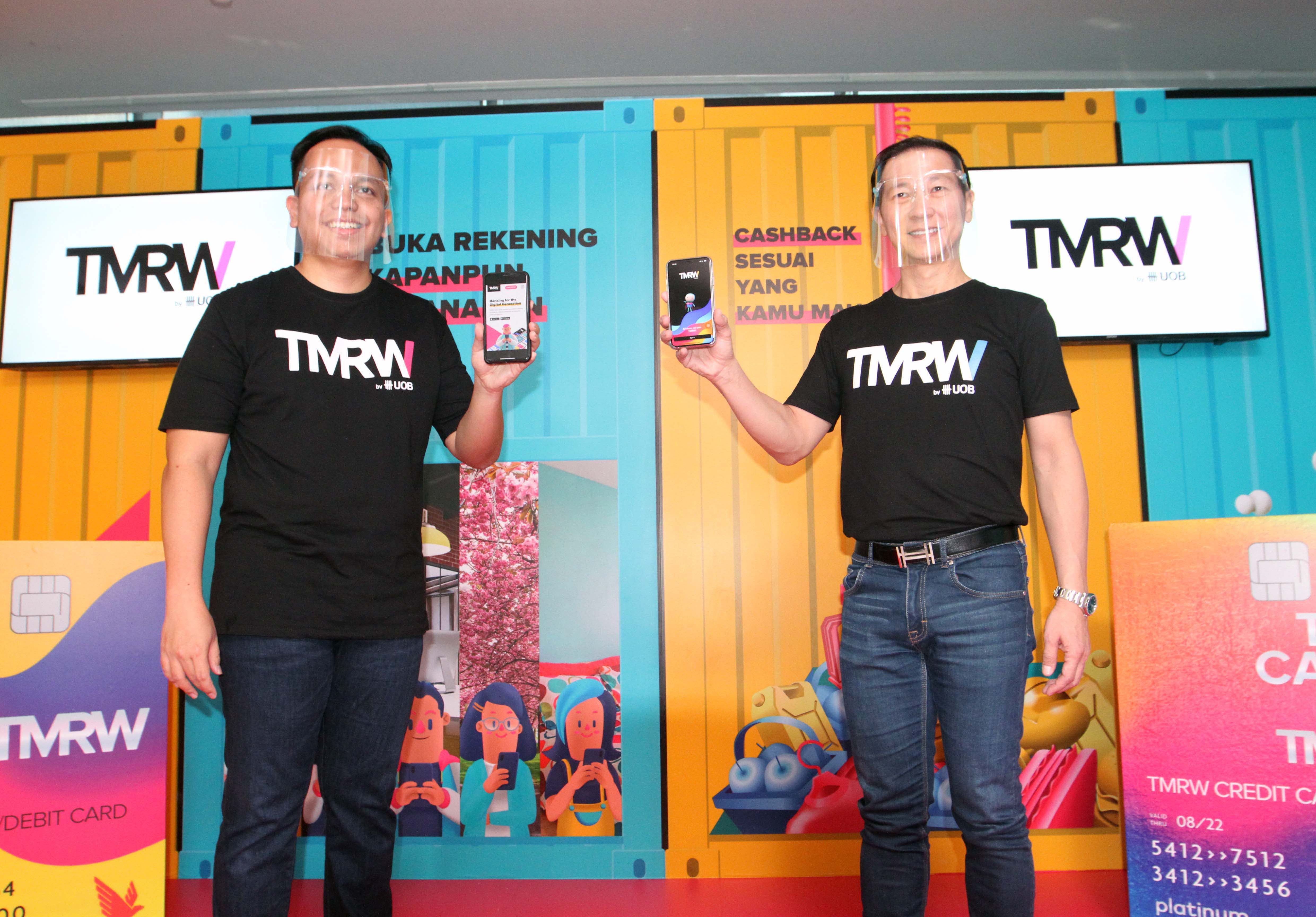 Dirut UOB Indonesia, Kevin Lam (kanan), bersama Digital Bank Head UOB Indonesia, Fajar S Maharjaya, memperlihatkan aplikasi TMRW di Jakarta,