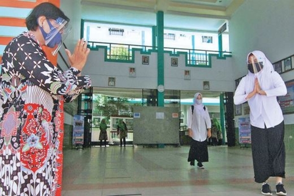 Simulasi kegiatan belajar di sekolah