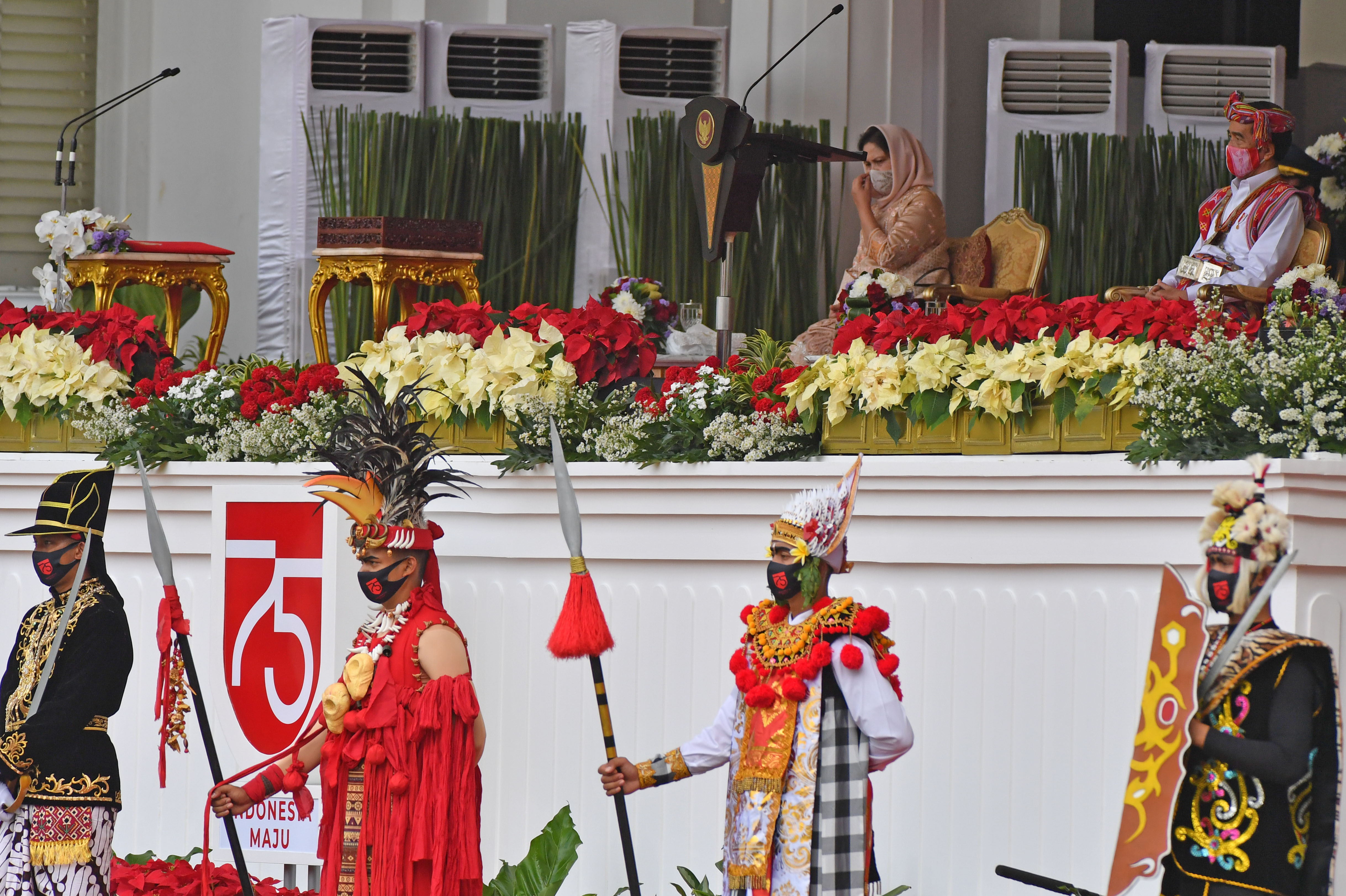 Presiden Joko Widodo (kanan) didampingi Ibu Negara Iriana Joko Widodo (kiri)