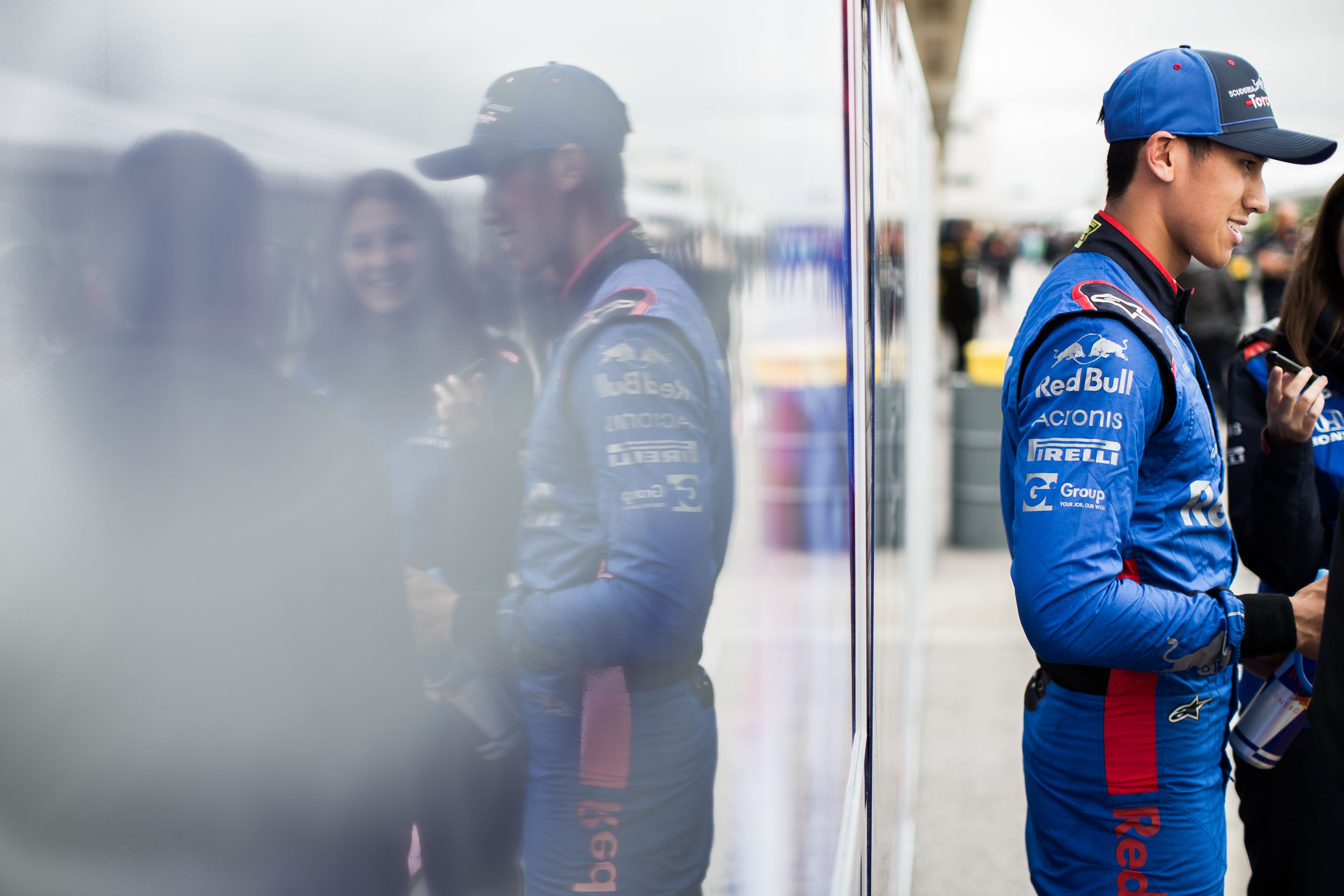 Pembalap Indonesia, Sean Gelael, saat menjalani sesi wawancara di Amerika Serikat.