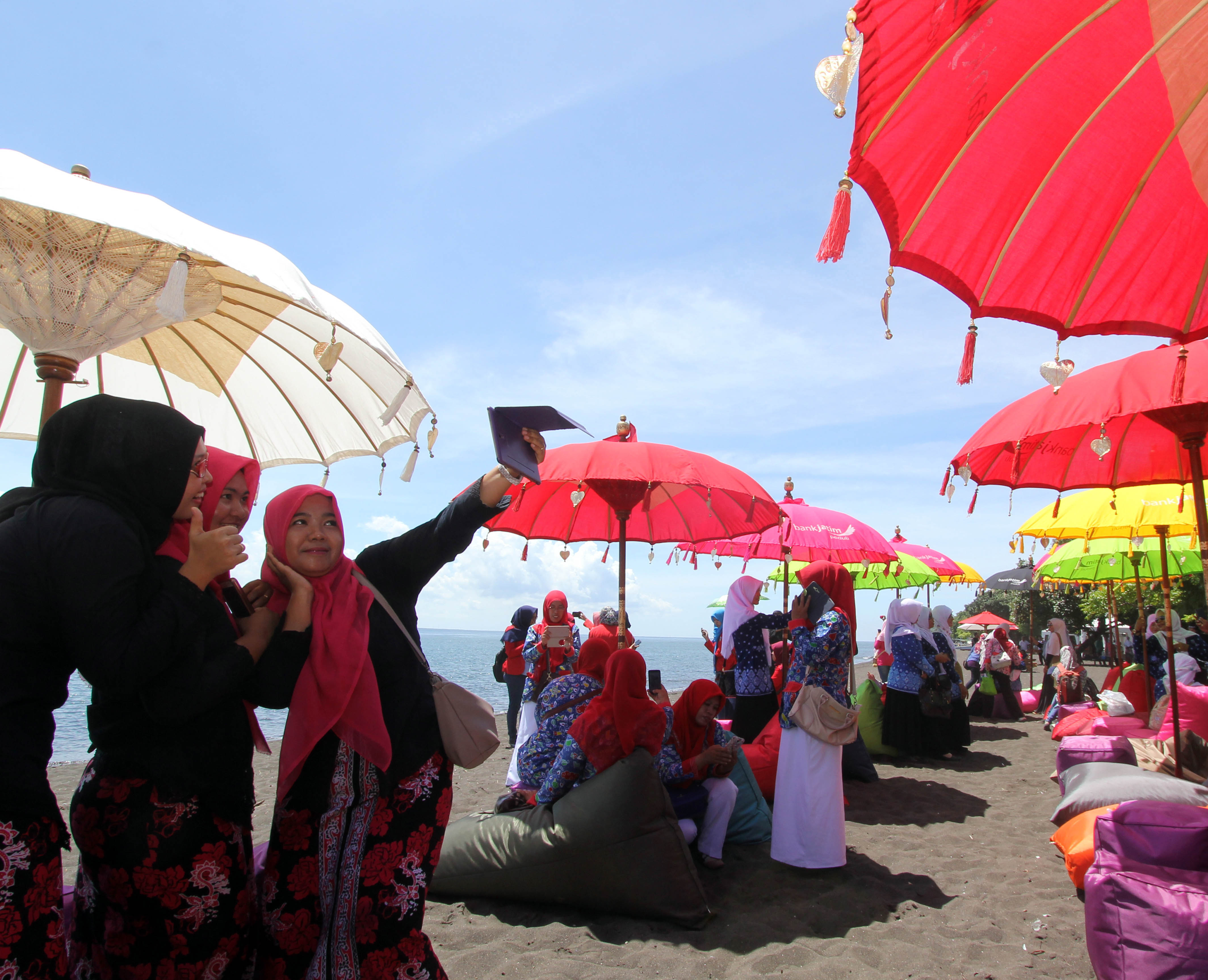 Wisata pantai di Banyuwangi, Jatim dengan konsep syariah itu disiapkan khusus untuk wisatawan perempuan.