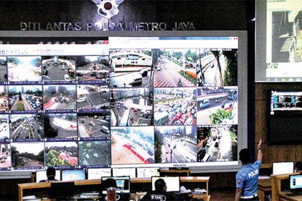 Petugas back office e-TLE Traffic Management Center (TMC) Polda Metro Jaya menganalisis pelanggaran roda dua 