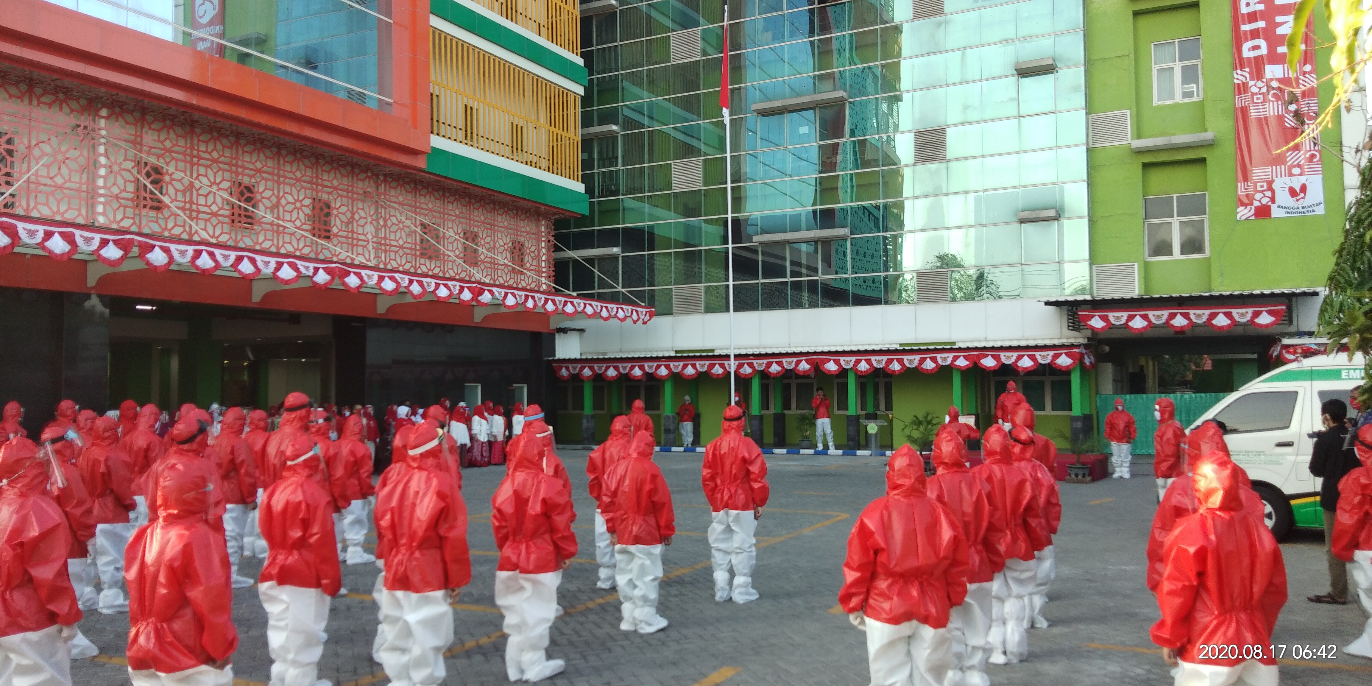 Para tenaga kesehatan di RSI Siti Hajar Kabupaten Sidoarjo berbaju hazmat dan bermasker merah putih mengikuti upacara, Senin (17/8/2020).