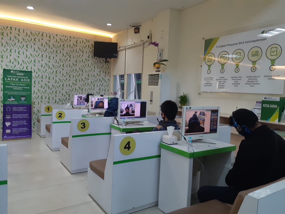 Peserta BP Jamsostek sedang mengajukan klaim jaminan pensiun di kantor BP Jamsostek cabang Palembang (ilustrasi foto)