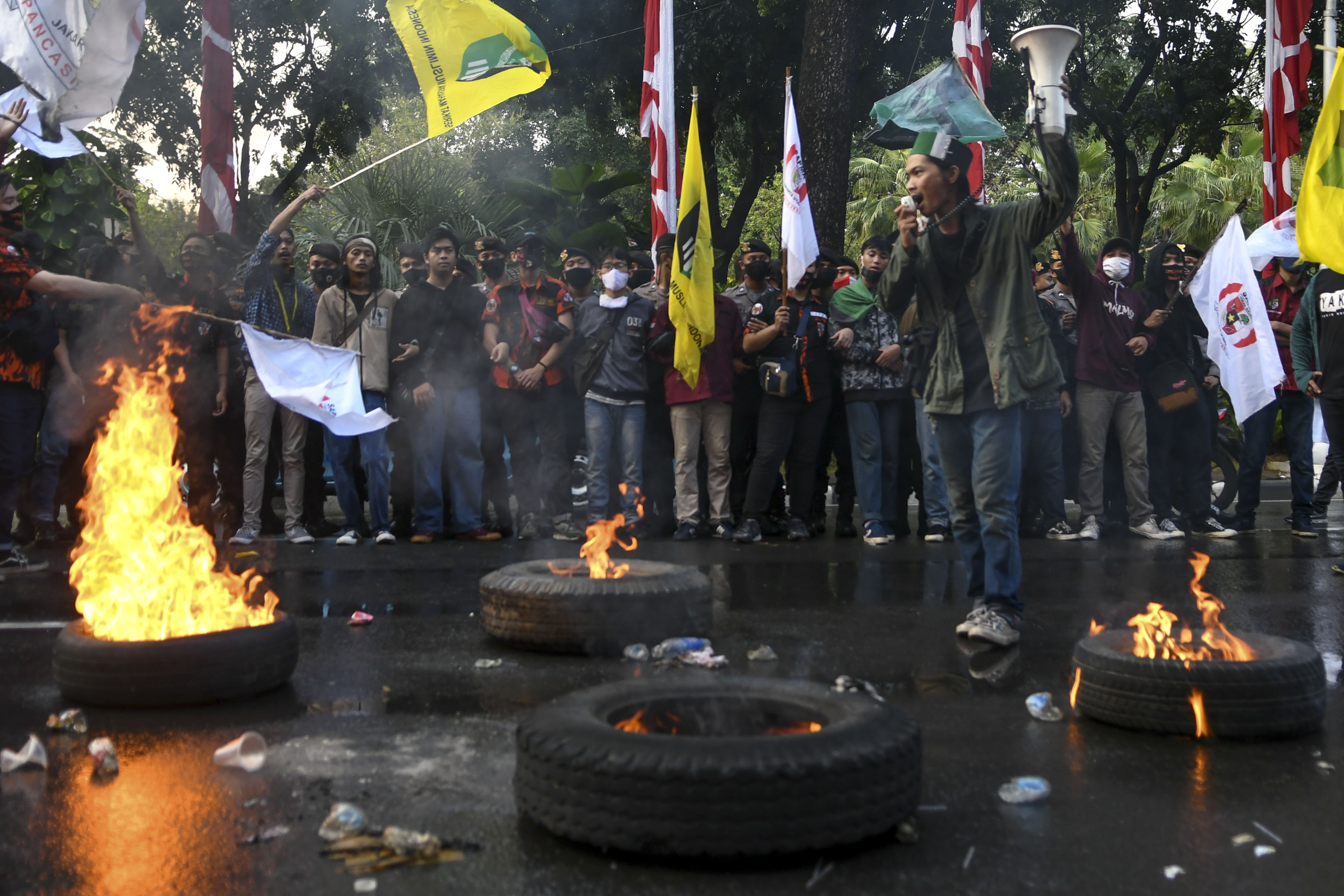 Mahasiswa yang tergabung dalam Gerakan Nasional Tolak Reklamasi melakukan aksi di depan Balaikota Jakarta