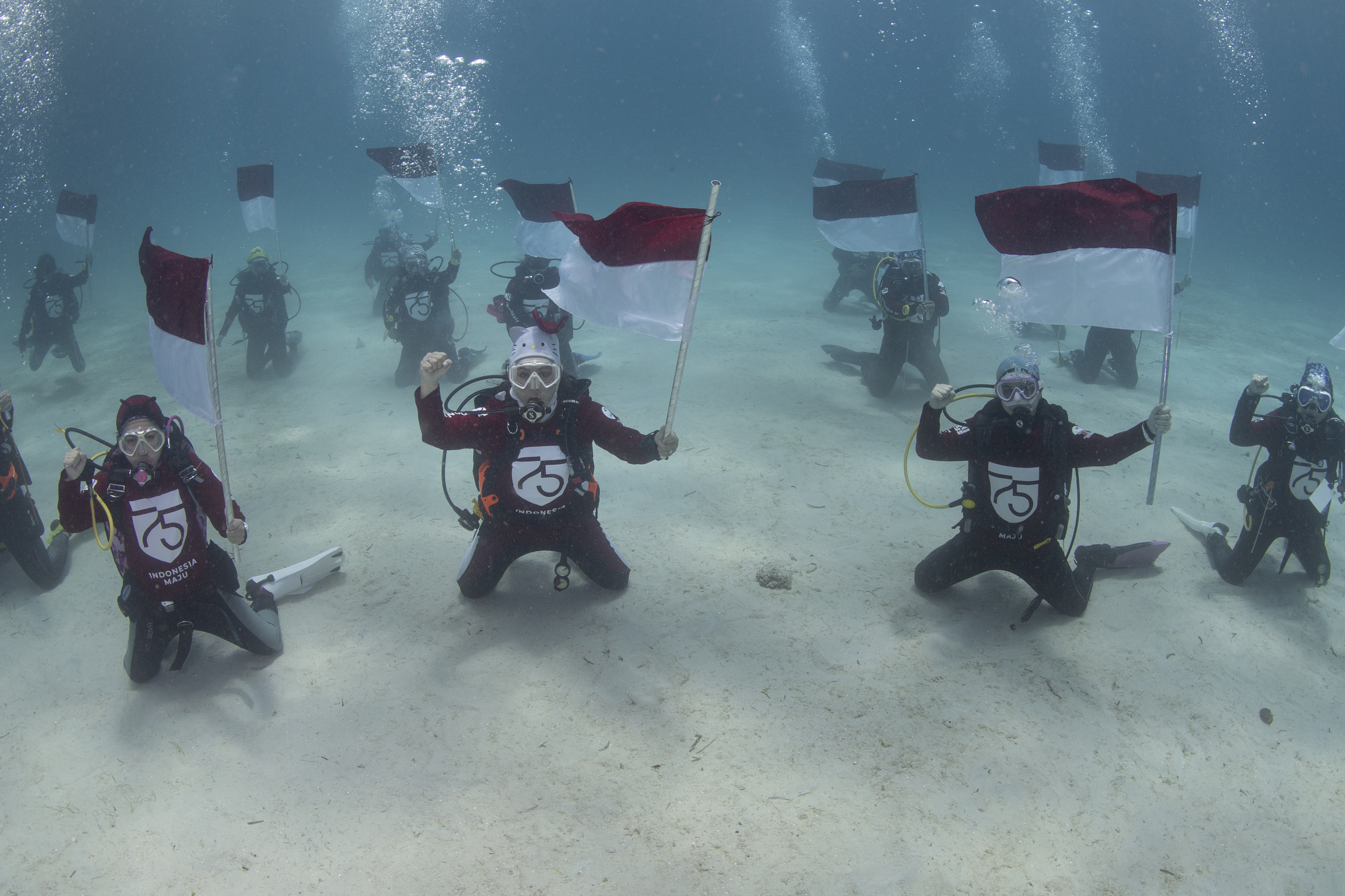 Wanita Selam Indonesia (WASI) melakukan perayaan HUT ke-75 Kemerdekaan Republik Indonesia di Likupang, Minahasa Utara, Sulut. 