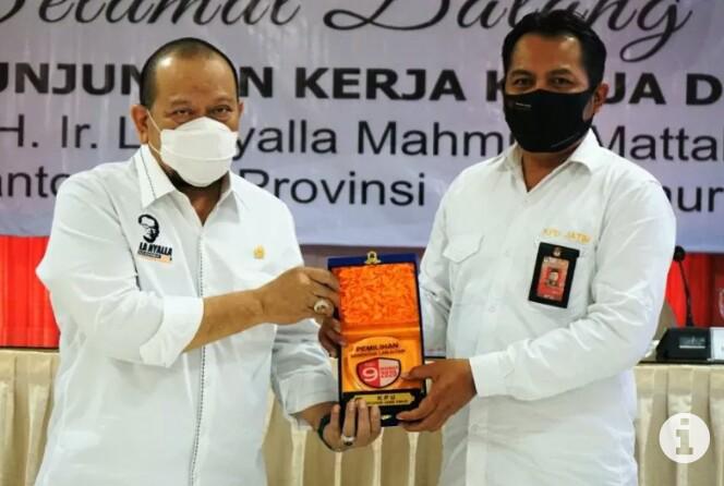 Ketua DPD RI, La Nyalla Mahmud Mattalitti saat mengungi KPU Jatim yang melihat persiapan pelaksanaan Pilkada di Jatim.