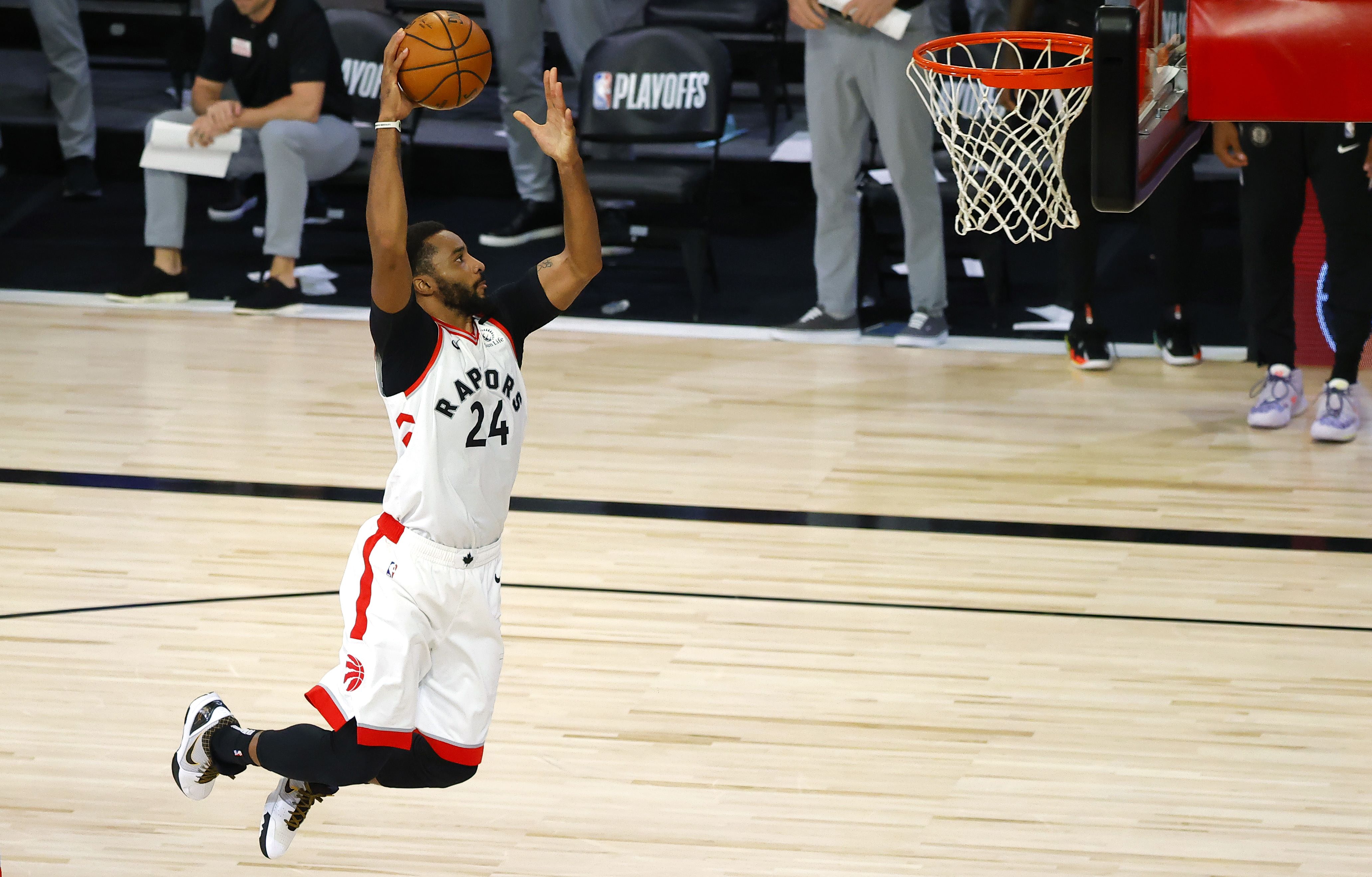 Pemain Toronto Raptors Norman Powell melakukan dunk saat melawan Brooklyn Nets dalam gim kedua babak play off NBA, Kamis (20/8).