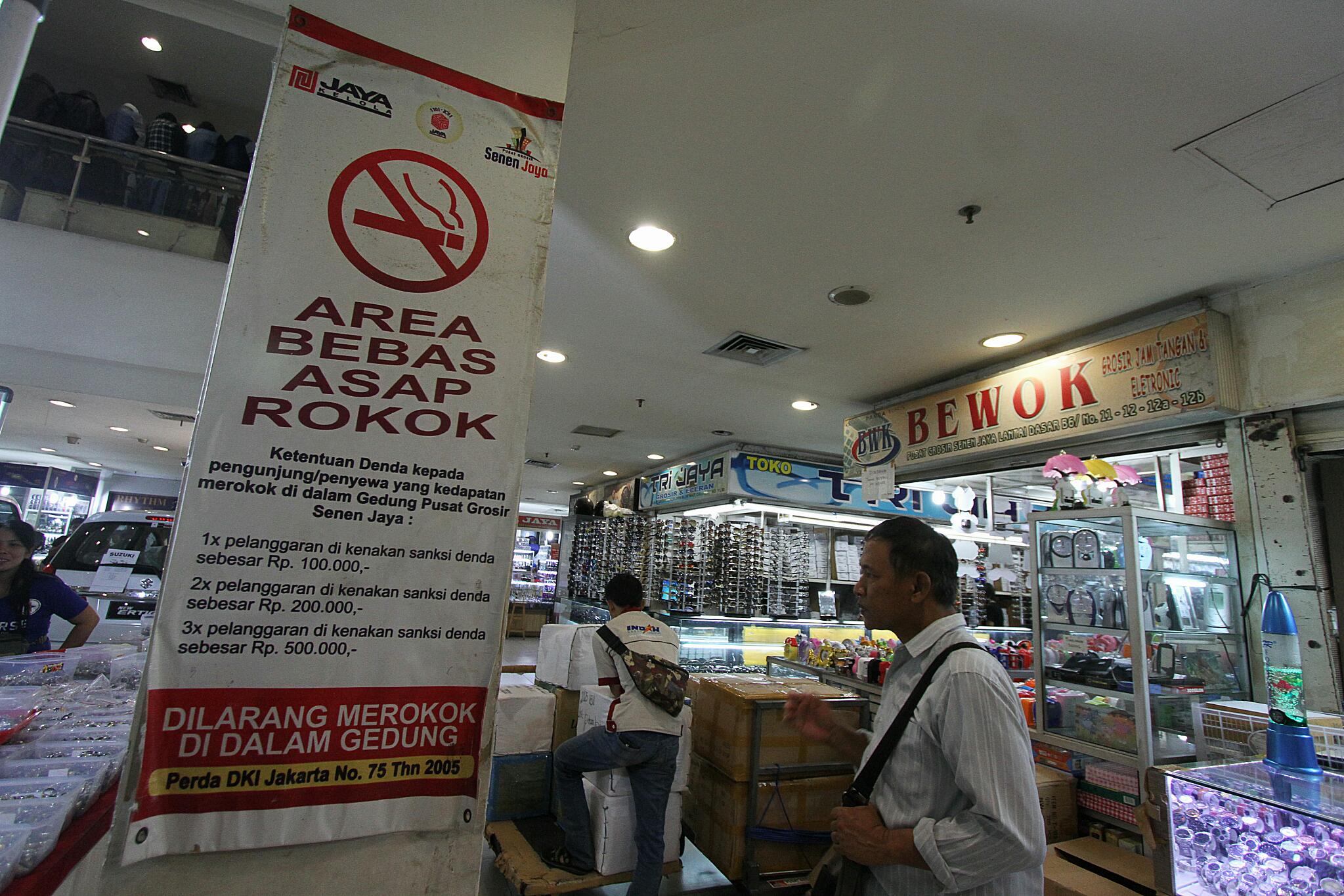 Poster dilarang merokok terpasang di kawasan Pasar Senen, Jakarta.