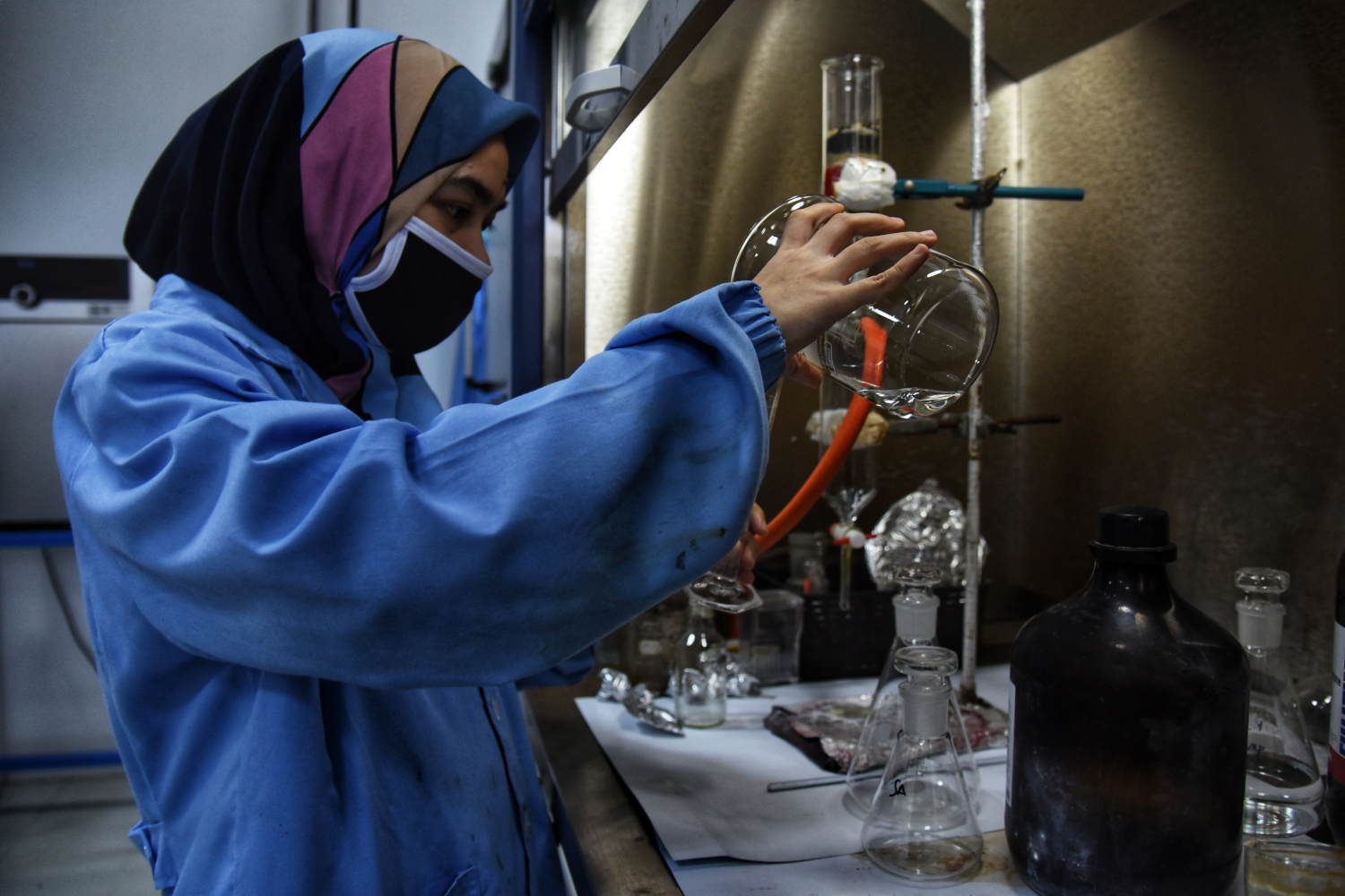 eniliti LIPI sedang memisahkan ekstrak daun ketepeng untuk mendapatkan senyawa murni untuk obat herbal covid-19