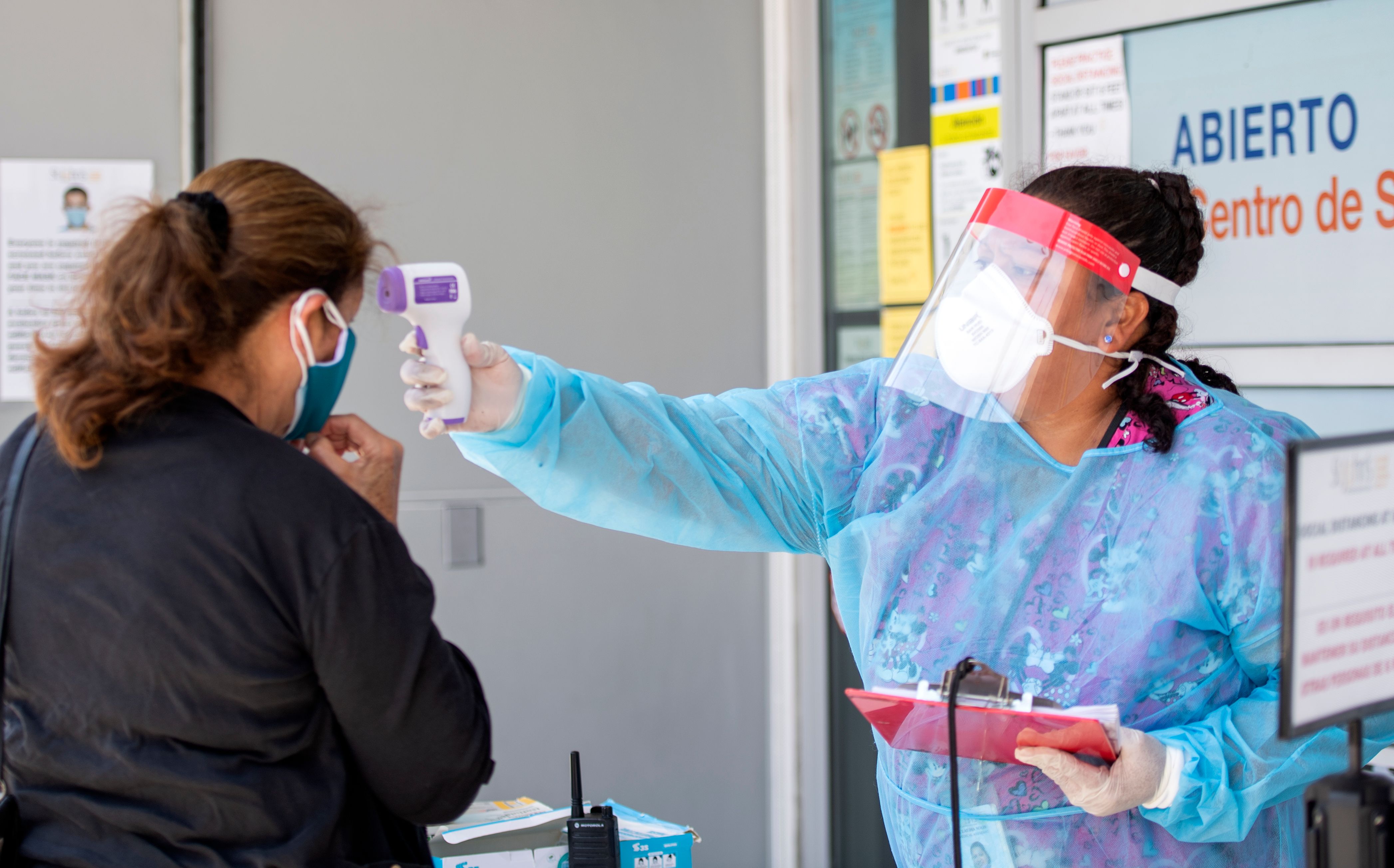 Petugas memeriksa suhu tubuh pasien yang akan menjalani tes covid-19 di Los Angeles, California, Amerika Serikat.