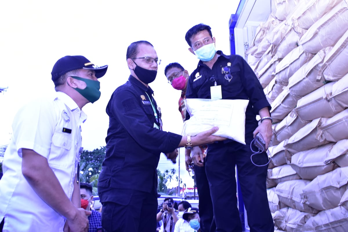 Mentan SYL (kanan) melakukan kunjungan kerja di Provinsi Sulawesi Utara melepas ekspor komoditas pertanian. 