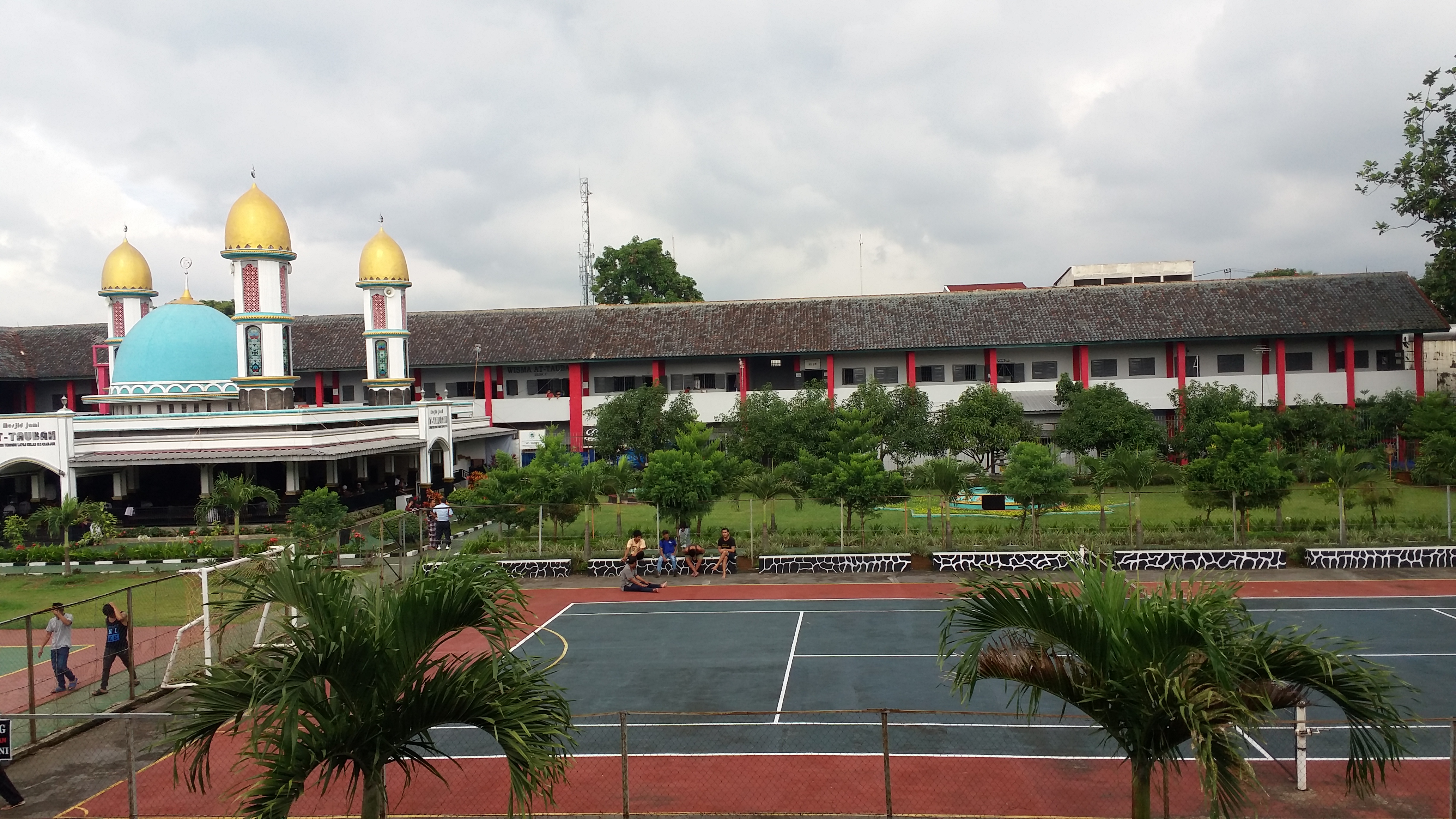 Sejumlah warga binaan Lapas Kelas II B Cianjur, Jawa Barat, sedang bercengkrama di lapangan seusai peringatan HUT Kemerdekaan RI.