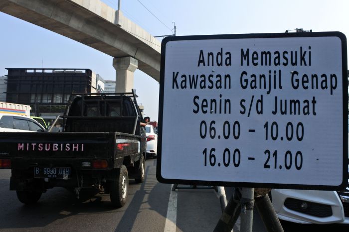 Pemberlakuan sistem ganjil genap di Jakarta .