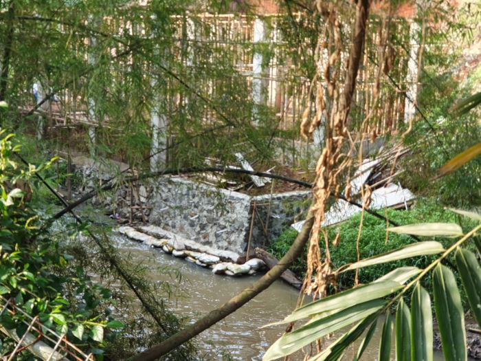 Bangunan yang memakan badan Sungai Ciliwung di Depok. 