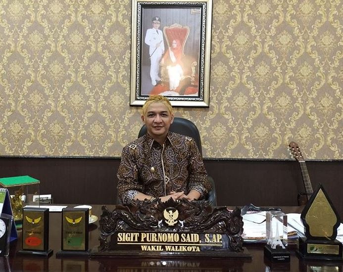 Pasha ungu kala berambut pirang di ruang kerjanya