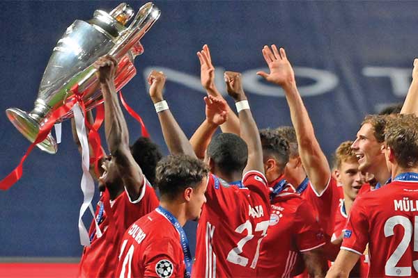 Pemain Bayern Muenchen mengangkat piala seusai memastikan kemenangan di babak fi nal Liga Champions, kemarin