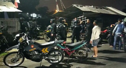 Polisi dari Polres Tasikmalaya  bersama warga mengamankan tiga anggota geng motor yang melakukan kerusuhan.
