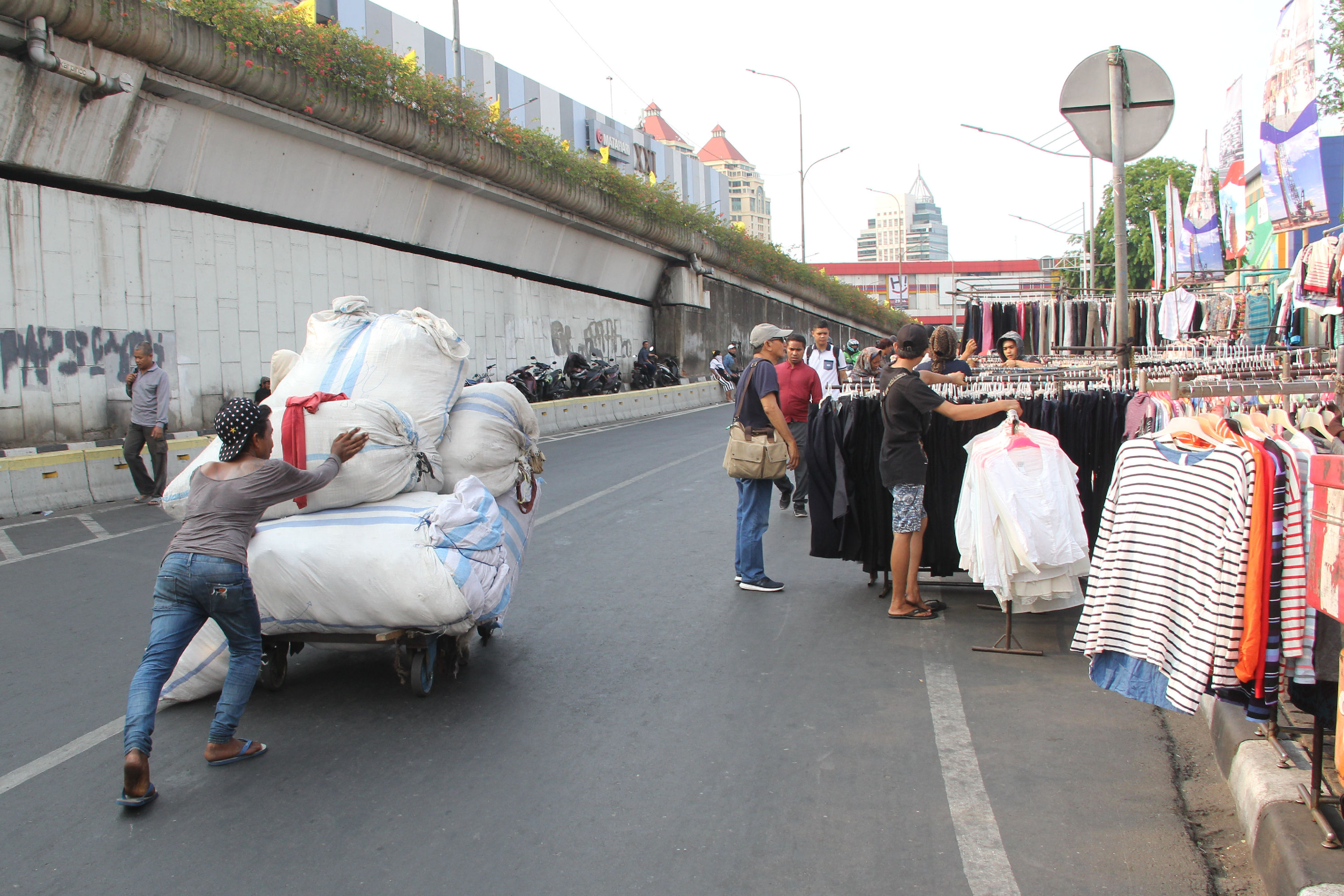 Sejumlah pedagang kaki lima menjajakan barang dagangannya di kawasan Pasar Senen Jakarta