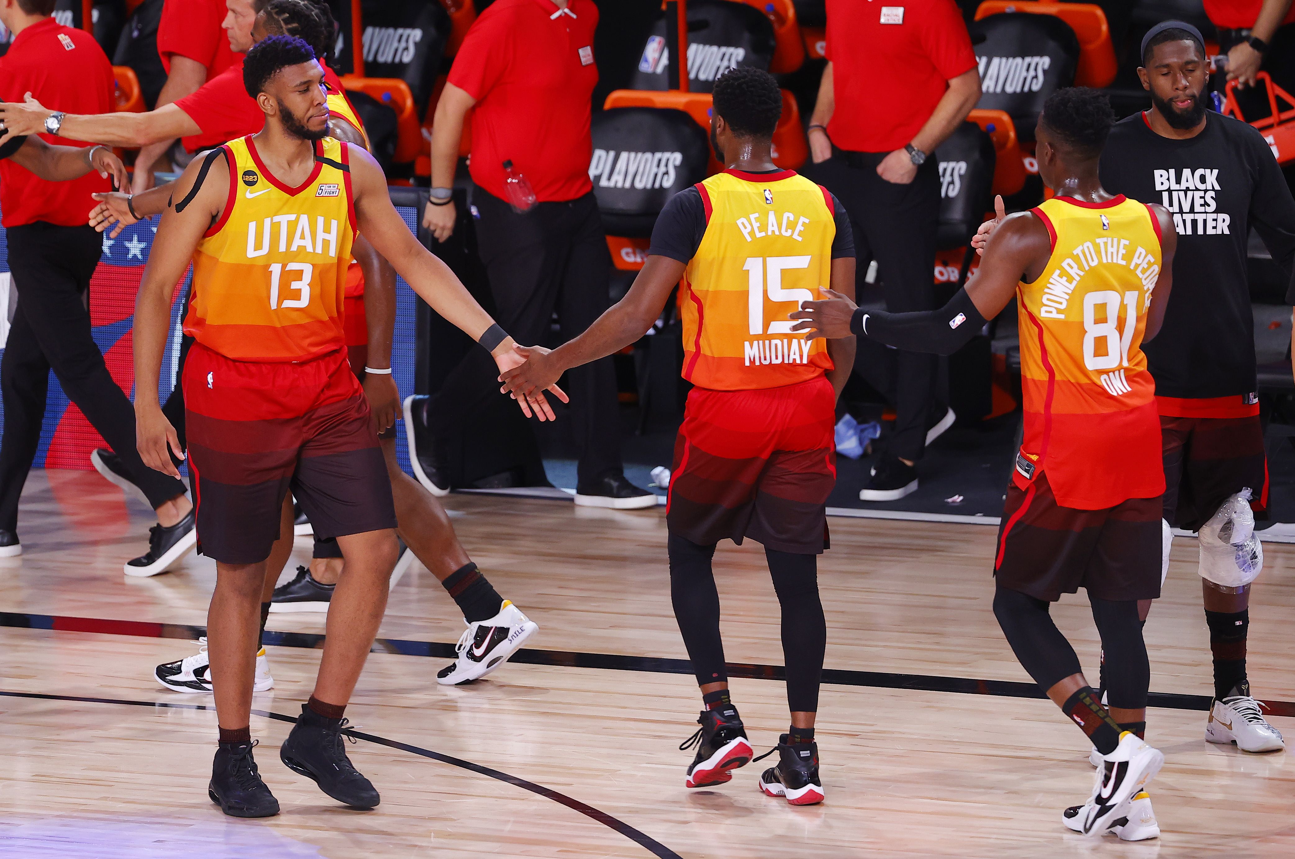 Para pemain Utah Jazz merayakan kemenangan mereka di Gim 3 putaran pembuka playoff NBA melawan Denver Nuggets.