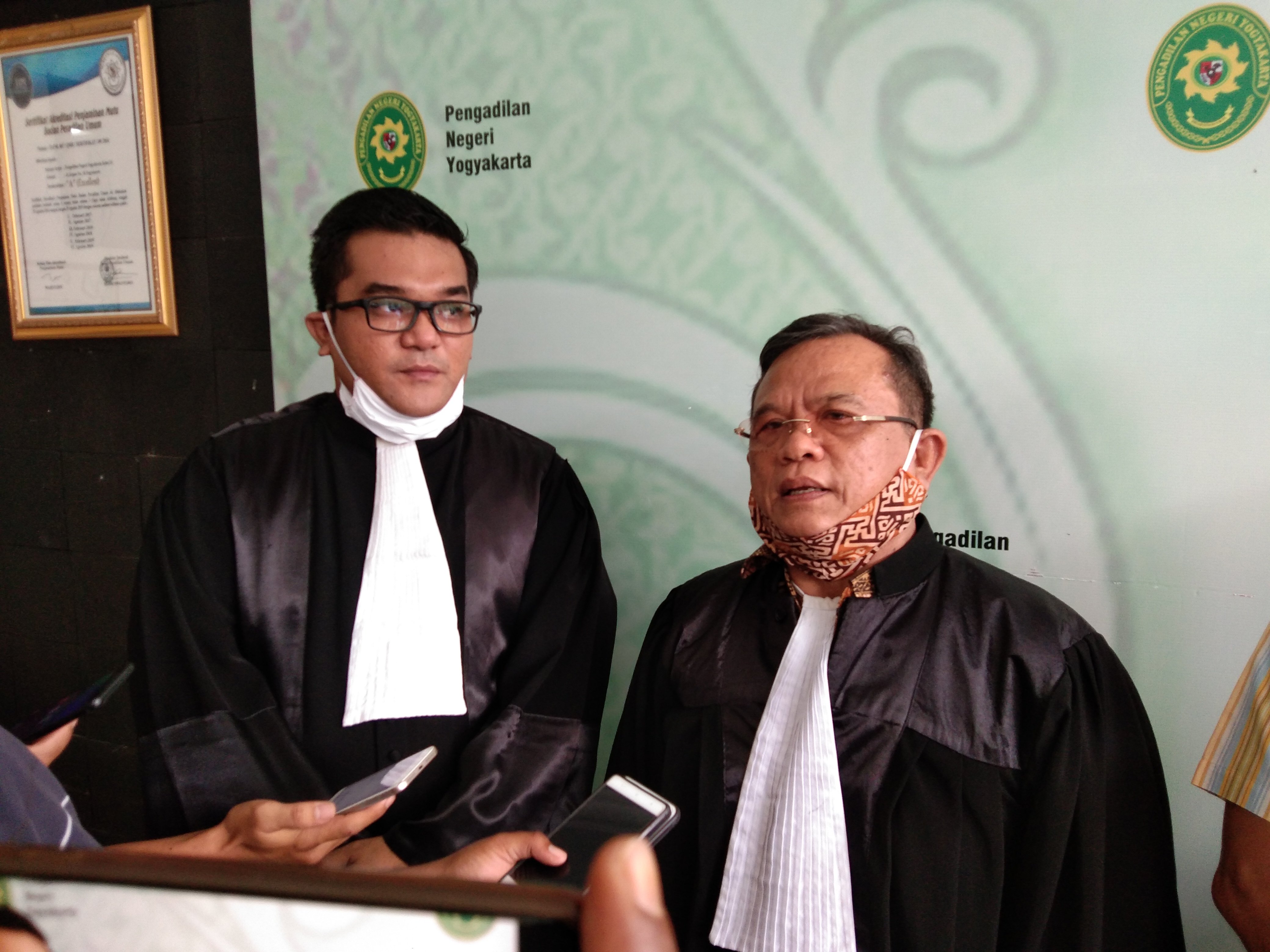 Penasihat Hukum kedua terdakwa, Oncan Poerba SH (kanan)