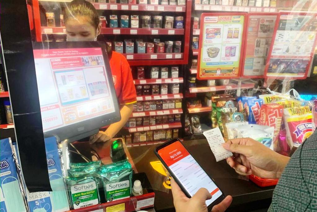 Pelanggan sedang menggunakan ShopeePay di Alfamart