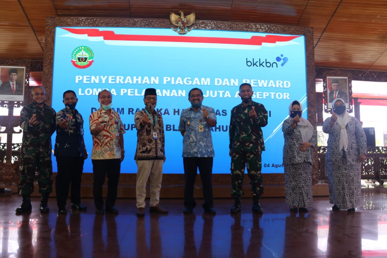 Penghargaan program KB untuk Kabupaten Blora dari BKKBN Jawa Tengah 