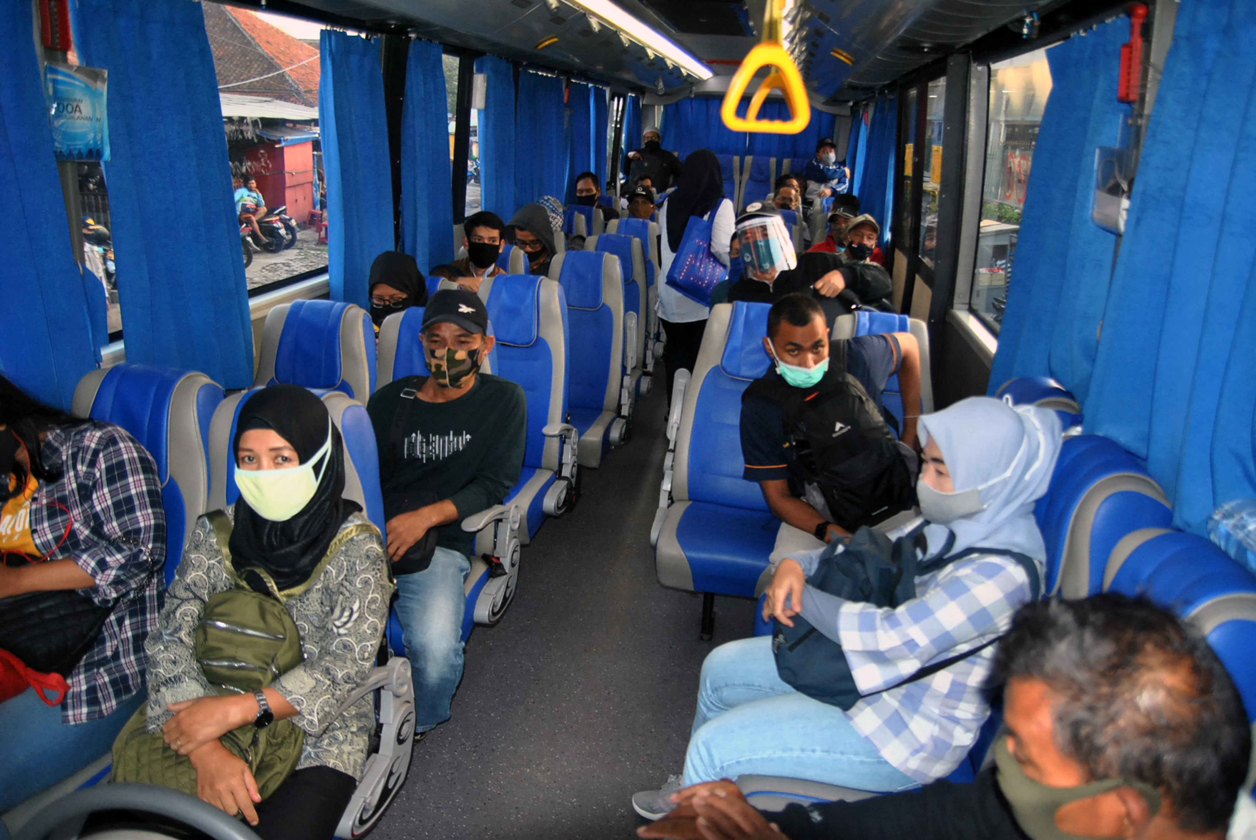 Sejumlah penumpang duduk di dalam bus bantuan di Stasiun Bogor, Kota Bogor  (27/7/2020)